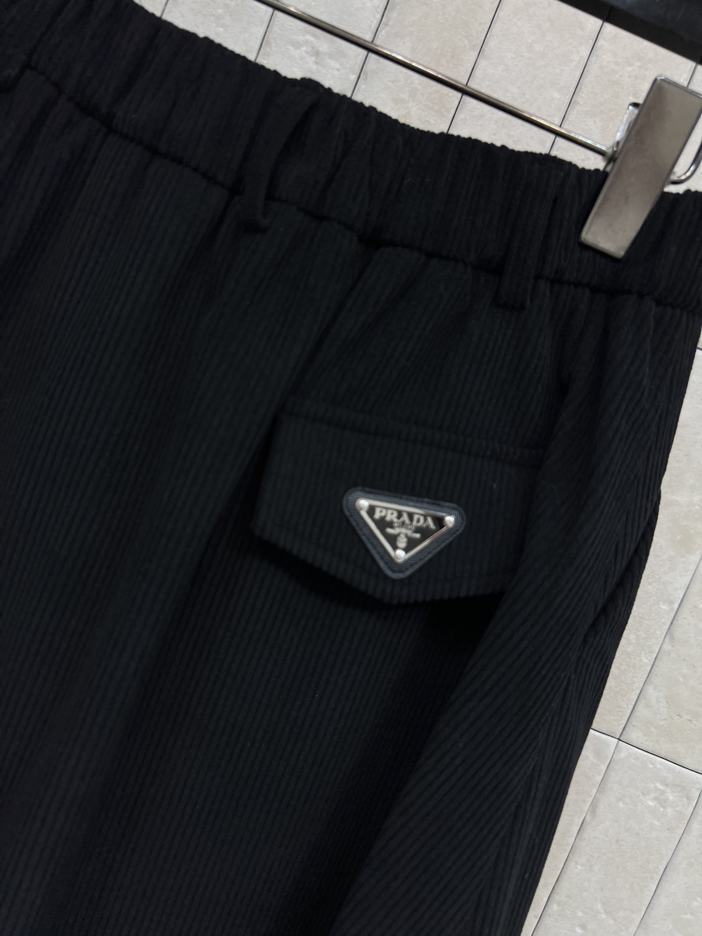 PD家 25秋冬新款 三角标灯芯绒半身裙 高腰直筒半身裙 一秒显出大长腿 后面口袋经典三角标装饰 灯芯绒