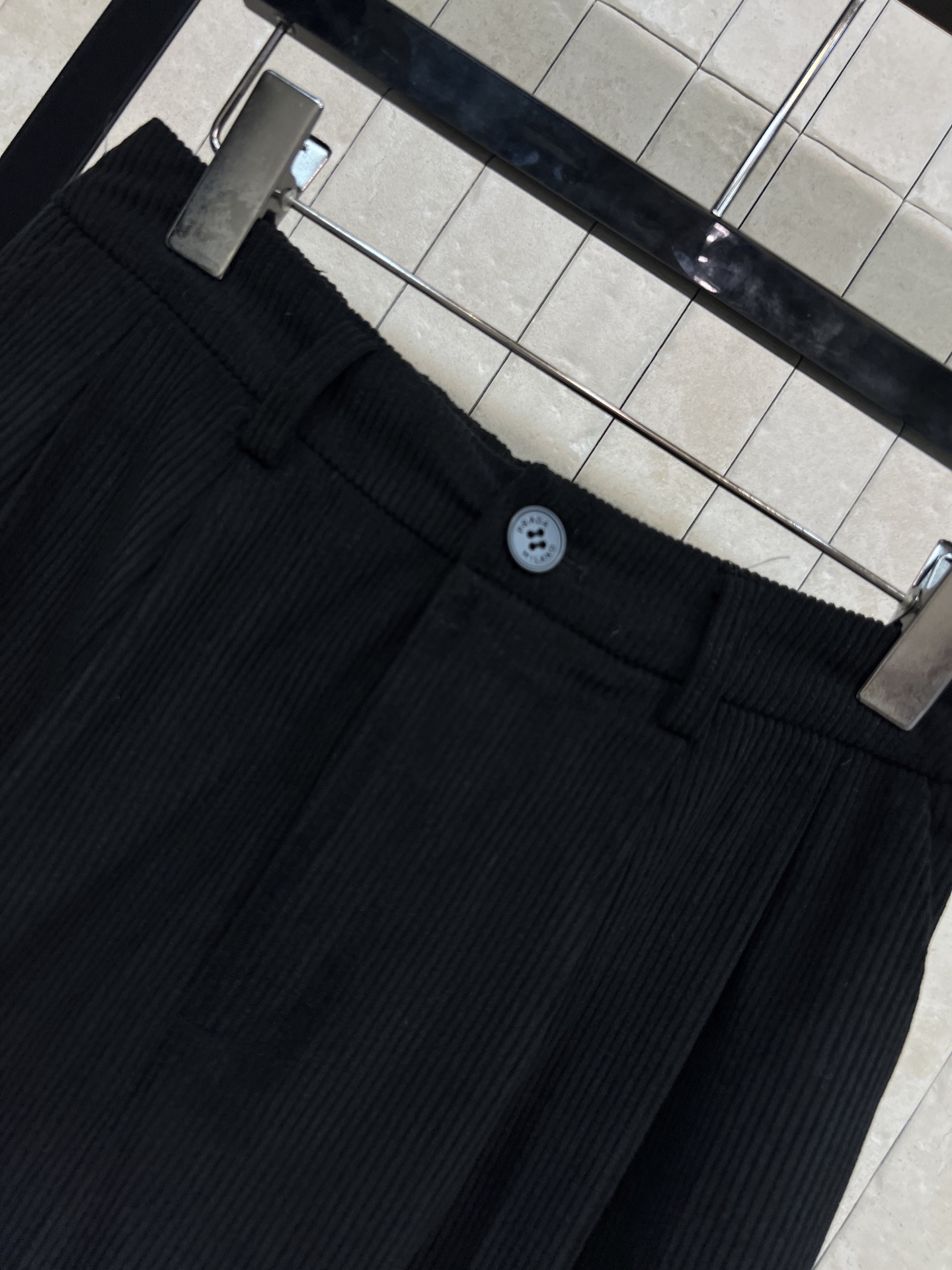 PD家 25秋冬新款 三角标灯芯绒半身裙 高腰直筒半身裙 一秒显出大长腿 后面口袋经典三角标装饰 灯芯绒