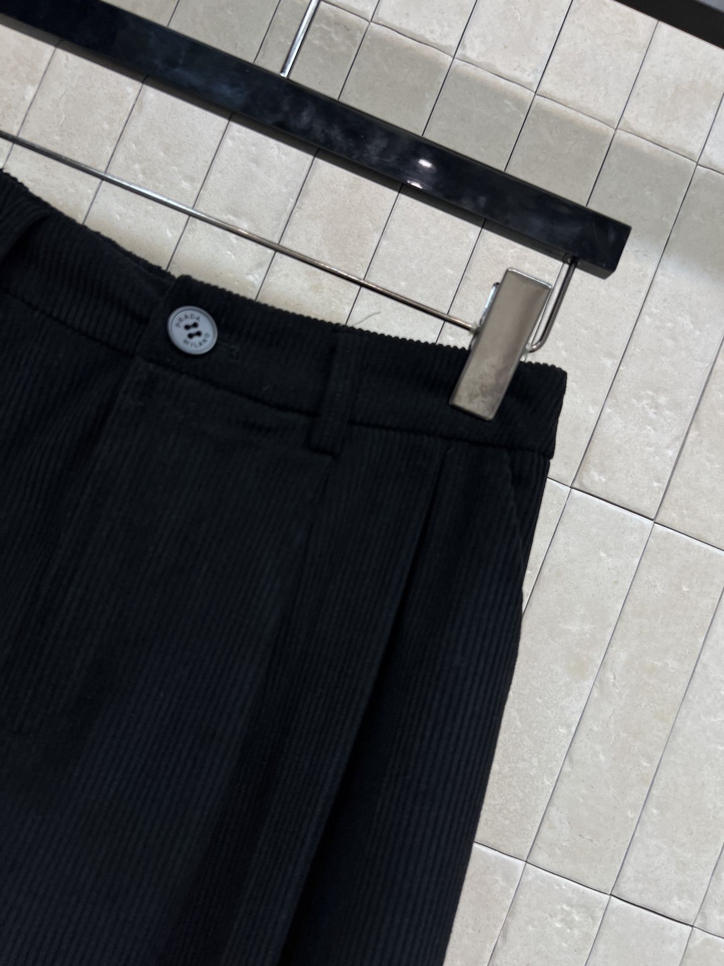 PD家 25秋冬新款 三角标灯芯绒半身裙 高腰直筒半身裙 一秒显出大长腿 后面口袋经典三角标装饰 灯芯绒