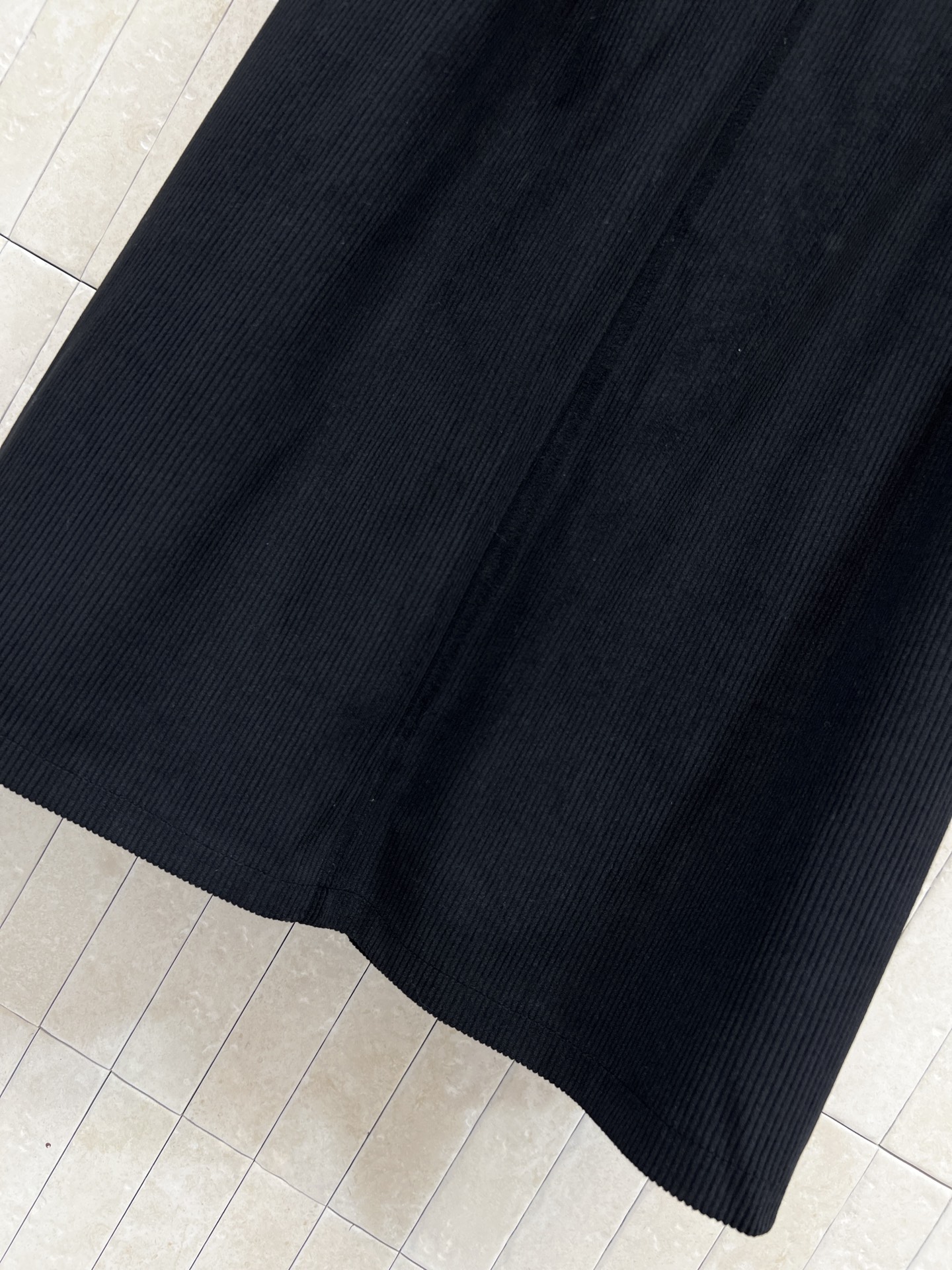 PD家 25秋冬新款 三角标灯芯绒半身裙 高腰直筒半身裙 一秒显出大长腿 后面口袋经典三角标装饰 灯芯绒