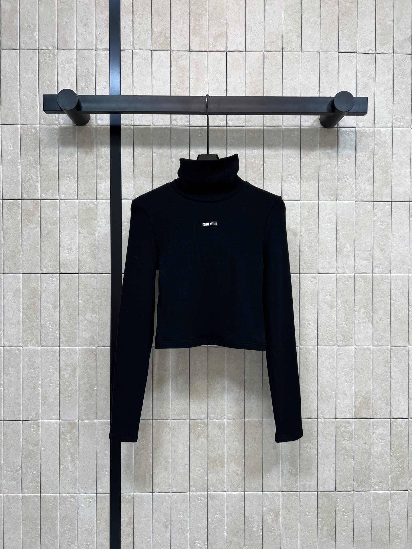 NO:591439,MIU's 25 new autumn and winter style high-neck short bottoming shirt. The short version can easily divide the body proportions to make the body slimmer and taller. The slim version can easily be worn to create a hot girl figure. The brand's letter logo is embellished on the chest. The high-neck design shows off your temperament. It is good to wear alone or as an inner layer. Three sizes in one color, Size/S-M-L,,miumiu,alexander wang19860909MIU家 25秋冬新款 高领短款打底衫 短款版型上身轻松分割身材比例显瘦显高简直绝了 修身版型轻松穿出辣妹身材 胸前配有品牌的字母logo典缀 高领设计巨显气质 单穿或者内搭都很不错 一色三码Size/S-M-L,,miumiu,alexander wang,Women's clothing