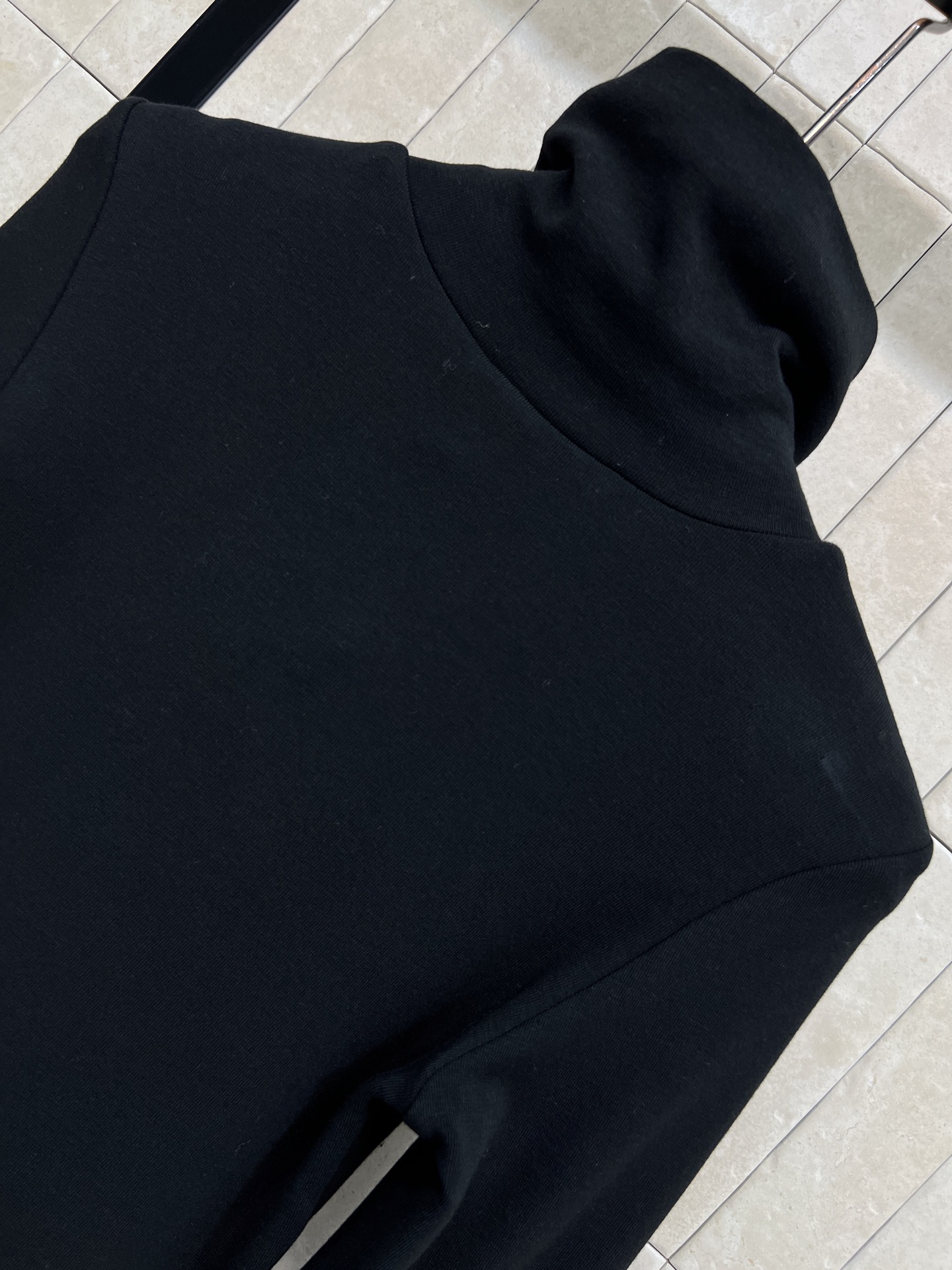 MIU家 25秋冬新款 高领短款打底衫 短款版型上身轻松分割身材比例显瘦显高简直绝了 修身版型轻松穿出辣