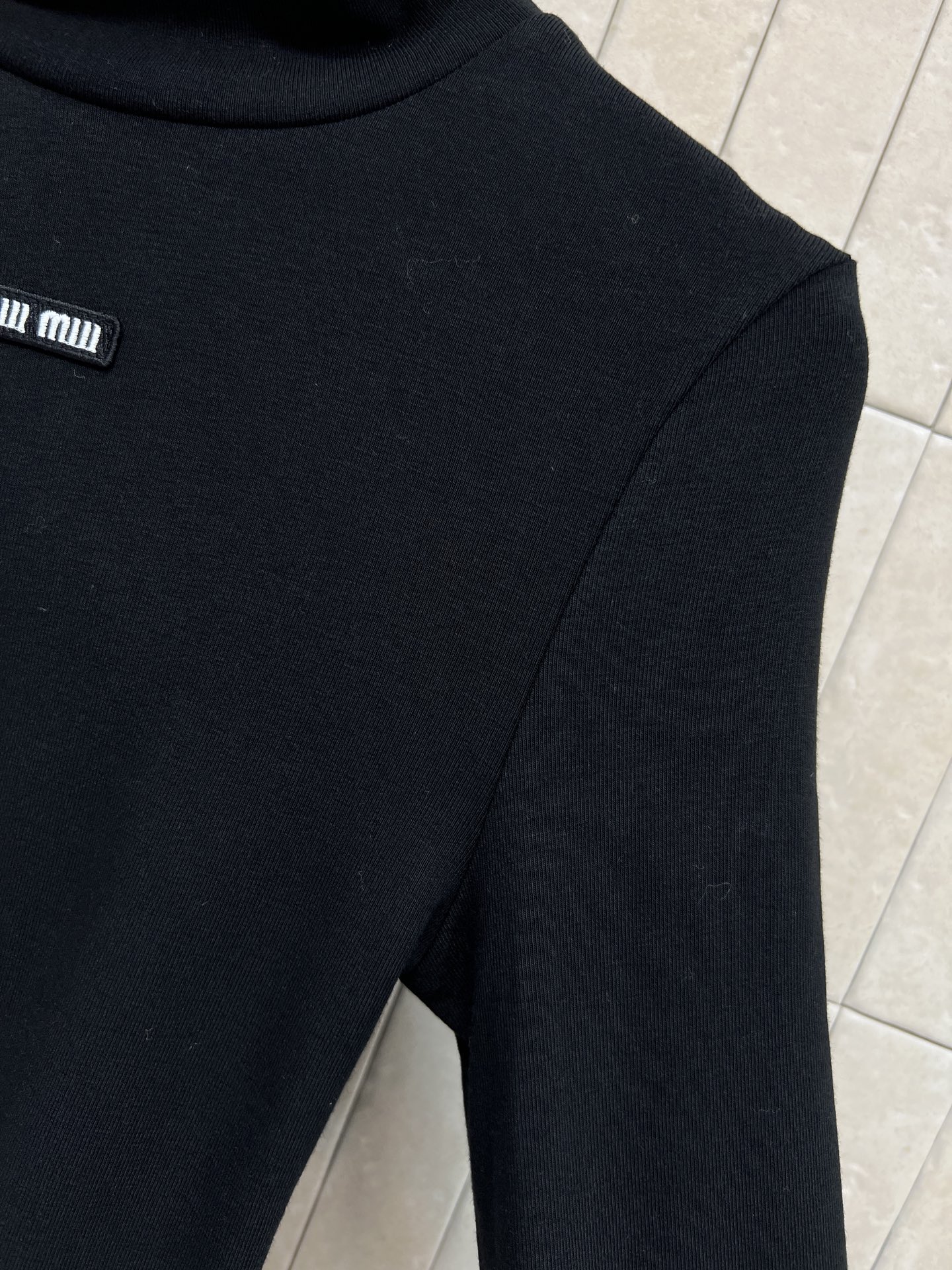 MIU家 25秋冬新款 高领短款打底衫 短款版型上身轻松分割身材比例显瘦显高简直绝了 修身版型轻松穿出辣