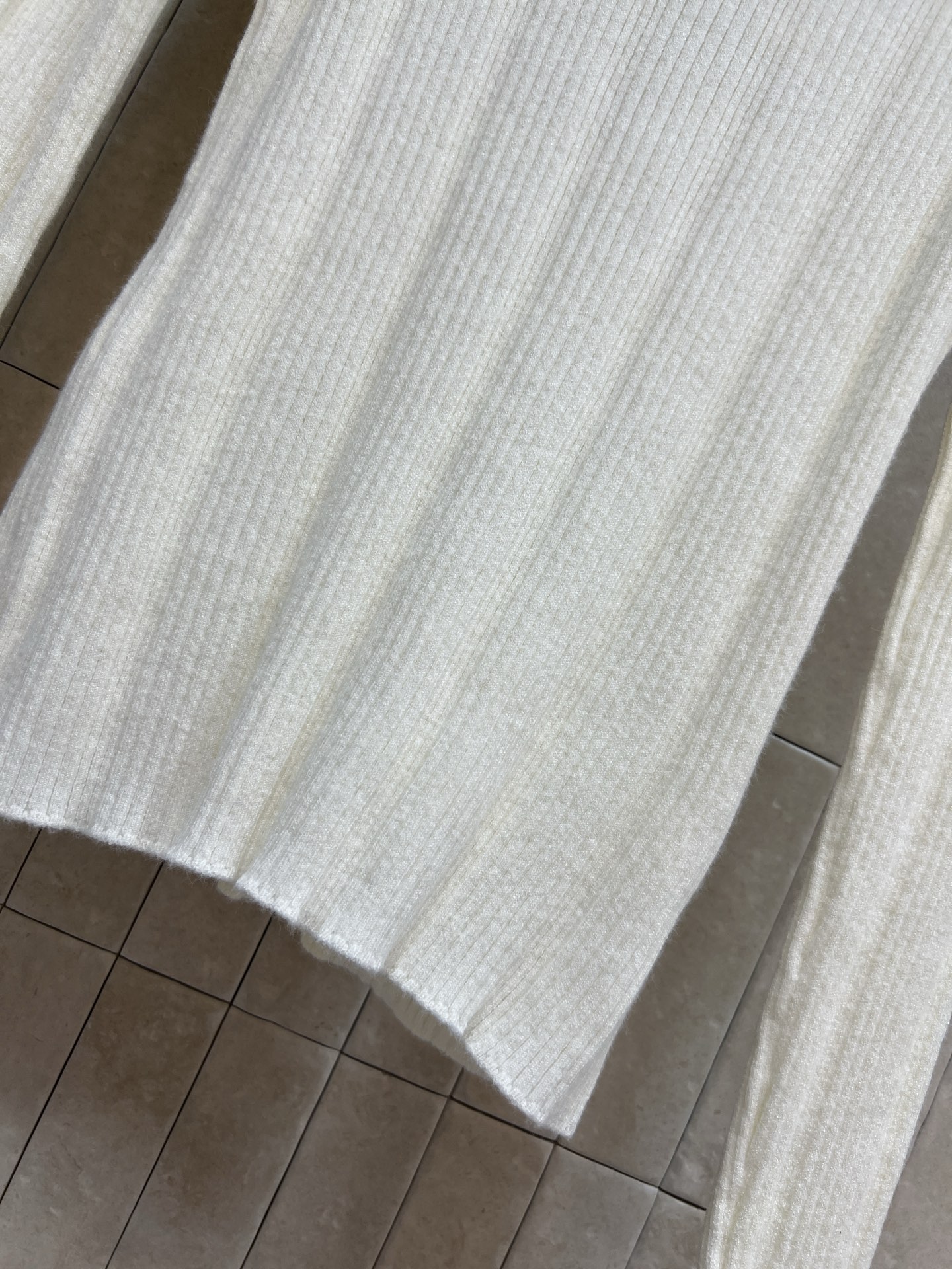 SL秋冬新款 圆领长袖针织上衣 触感是软软糯糯的 上身超级舒适 轻松get减龄 元气少女感 胸前的经典品