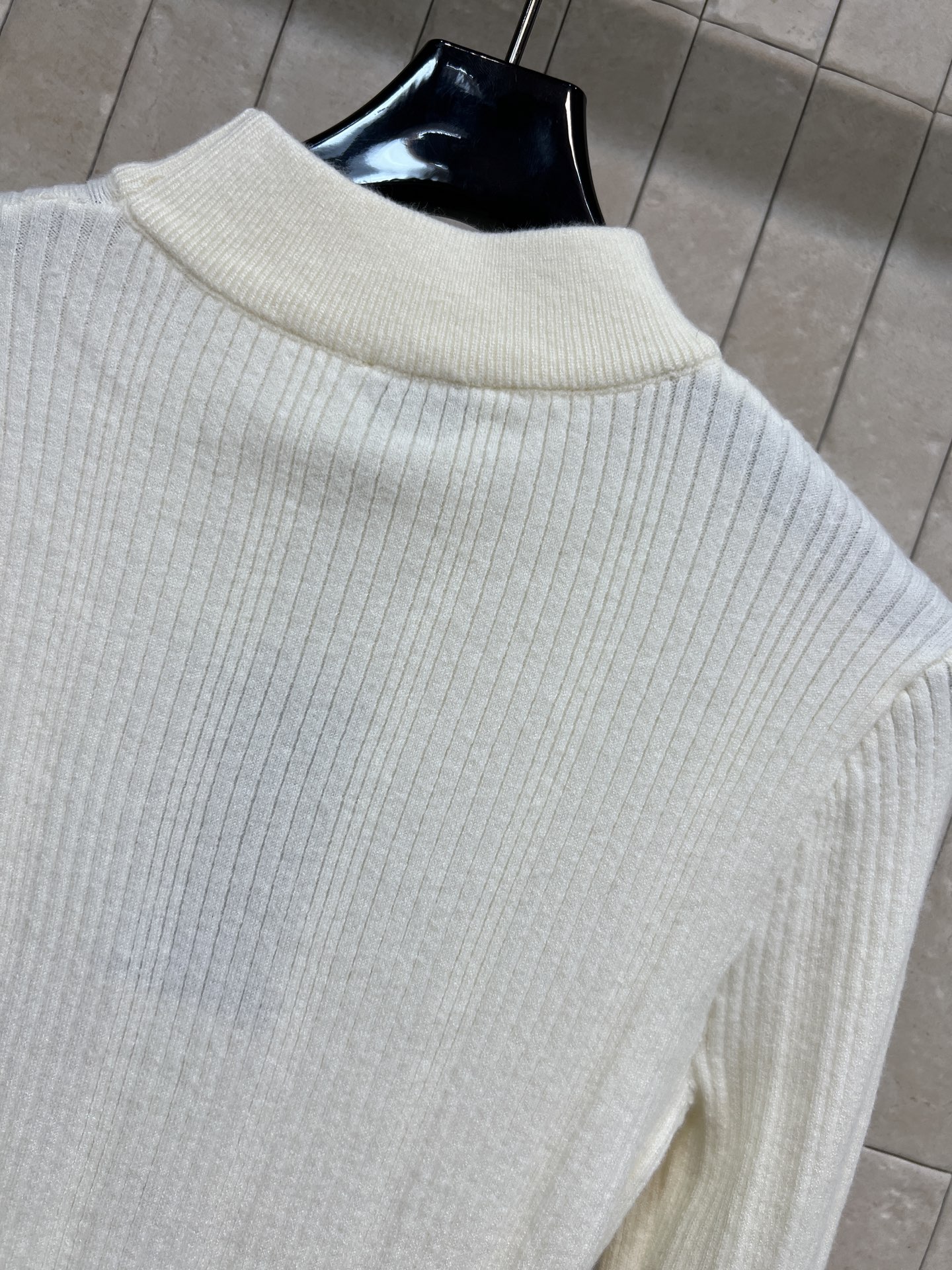 SL秋冬新款 圆领长袖针织上衣 触感是软软糯糯的 上身超级舒适 轻松get减龄 元气少女感 胸前的经典品