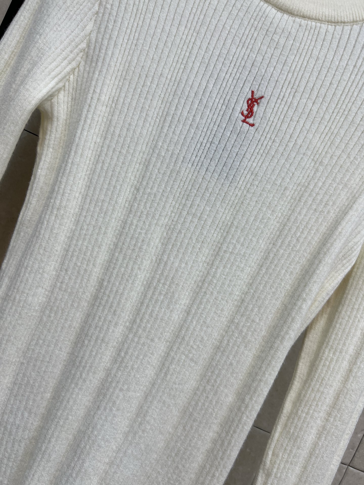 SL秋冬新款 圆领长袖针织上衣 触感是软软糯糯的 上身超级舒适 轻松get减龄 元气少女感 胸前的经典品