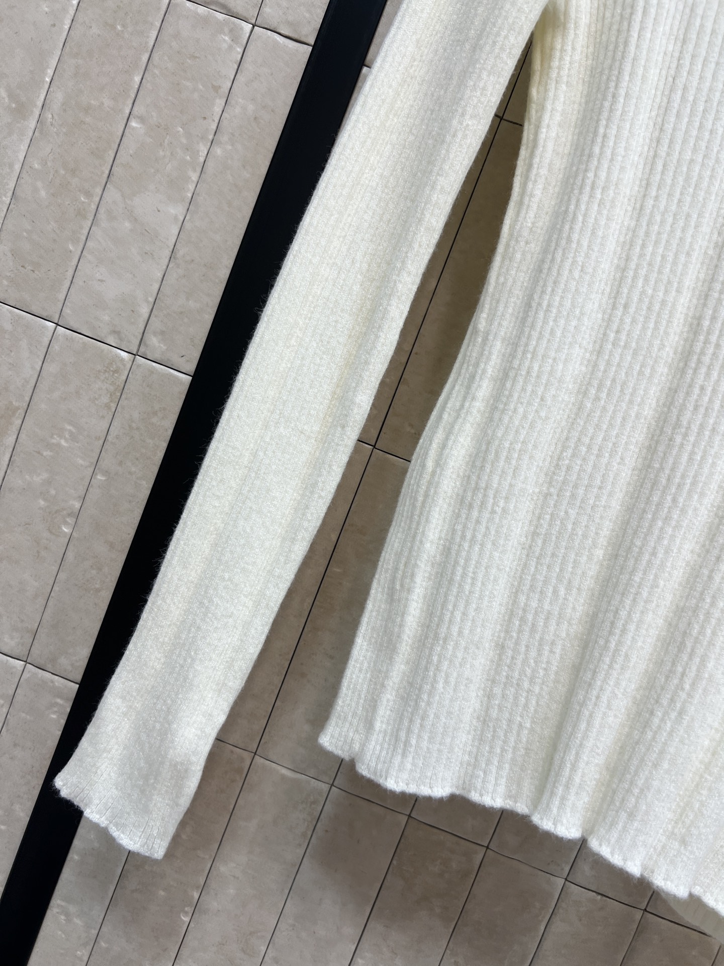 SL秋冬新款 圆领长袖针织上衣 触感是软软糯糯的 上身超级舒适 轻松get减龄 元气少女感 胸前的经典品