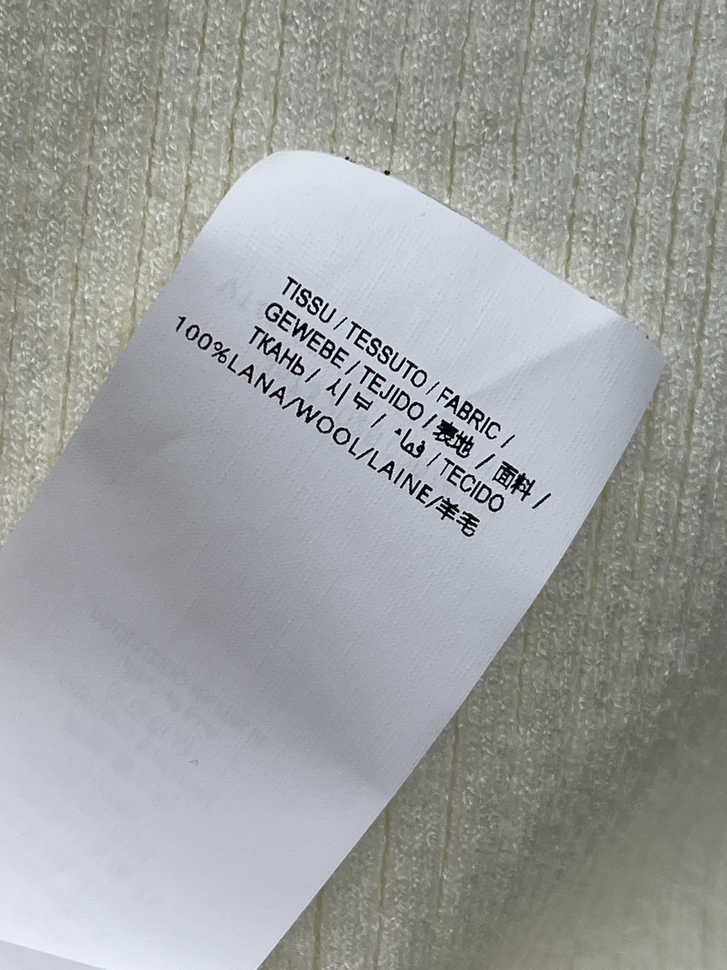 SL秋冬新款 圆领长袖针织上衣 触感是软软糯糯的 上身超级舒适 轻松get减龄 元气少女感 胸前的经典品