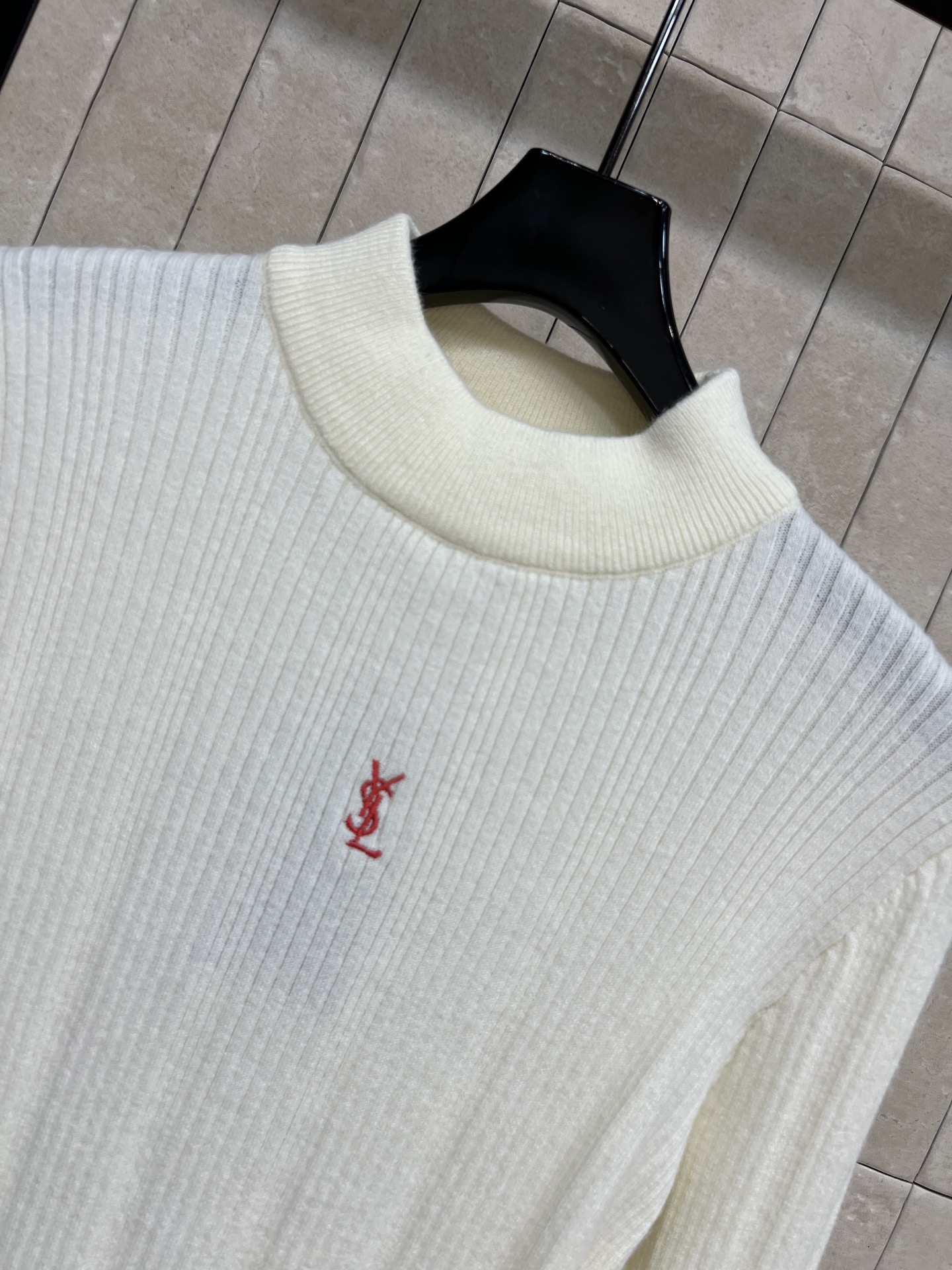 SL秋冬新款 圆领长袖针织上衣 触感是软软糯糯的 上身超级舒适 轻松get减龄 元气少女感 胸前的经典品