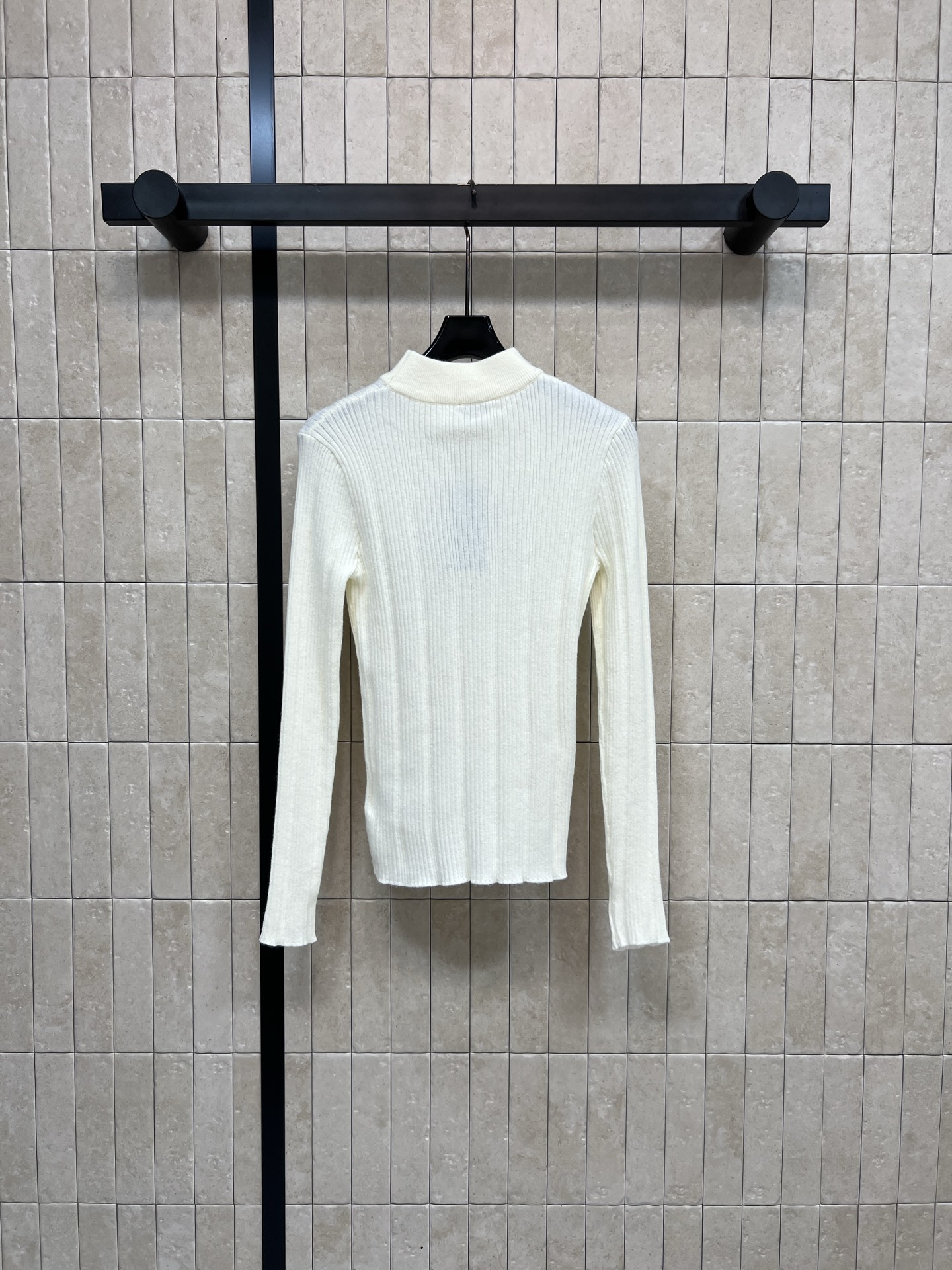 SL秋冬新款 圆领长袖针织上衣 触感是软软糯糯的 上身超级舒适 轻松get减龄 元气少女感 胸前的经典品