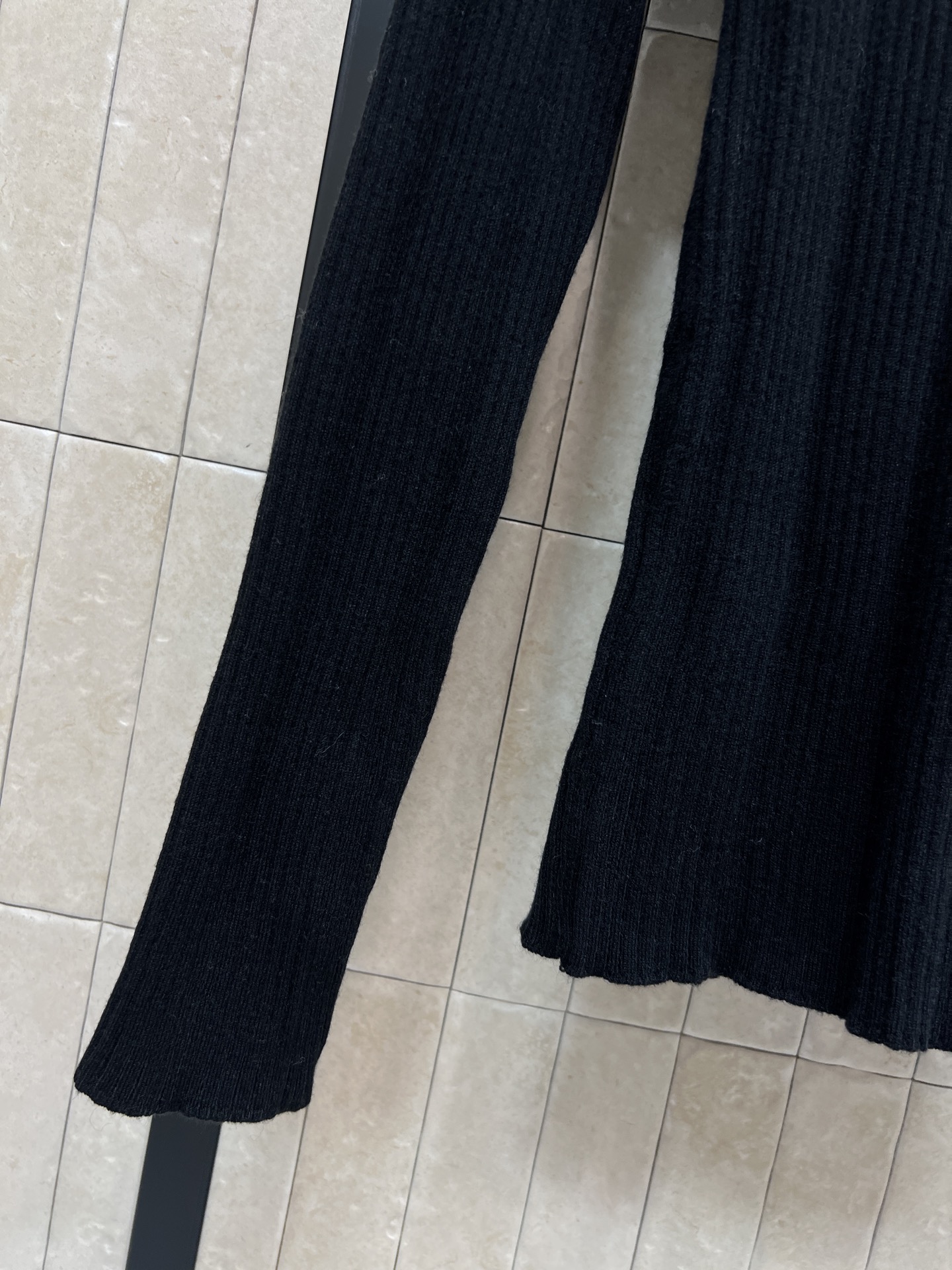 SL秋冬新款 圆领长袖针织上衣 触感是软软糯糯的 上身超级舒适 轻松get减龄 元气少女感 胸前的经典品