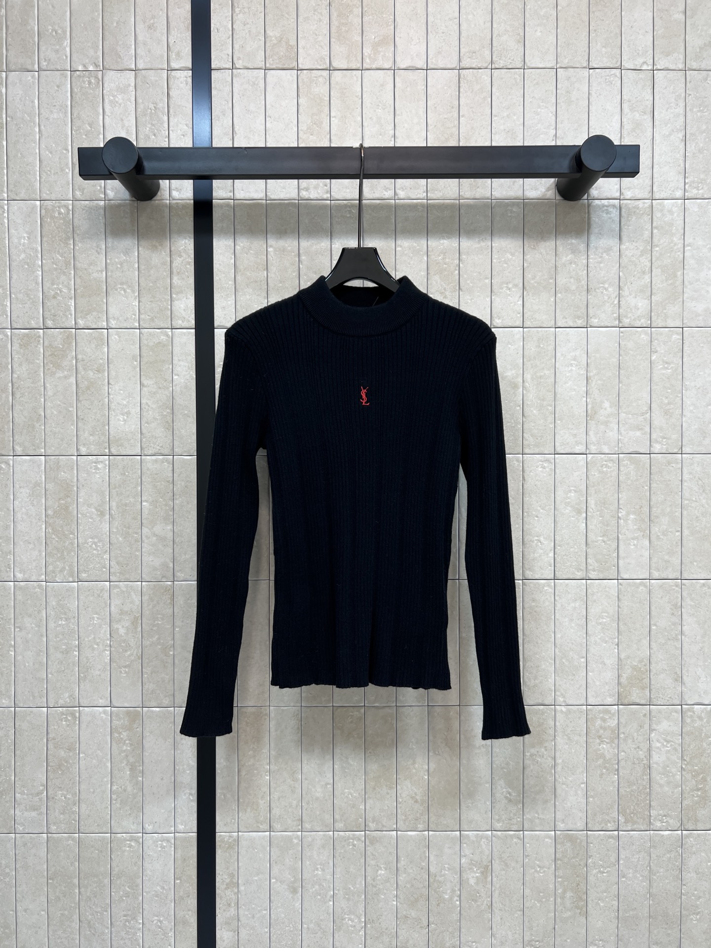 NO:591454,200SL 25 new autumn and winter style. Round neck long-sleeved knitted top. The touch is soft and waxy. The upper body is super comfortable. It can easily reduce age. The classic brand embroidered logo on the chest has a energetic and girly feel. It looks great when going out on the street. It looks great no matter how you match it. Two colors and three codes, Size/S-M-L,,loro piana,alexander wang19860909200SL 25秋冬新款 圆领长袖针织上衣 触感是软软糯糯的 上身超级舒适 轻松get减龄 元气少女感胸前的经典品牌刺绣logo点缀 日常出街超级好看 怎么搭配都很绝 两色三码Size/S-M-L,,loro piana,alexander wang,Women's clothing