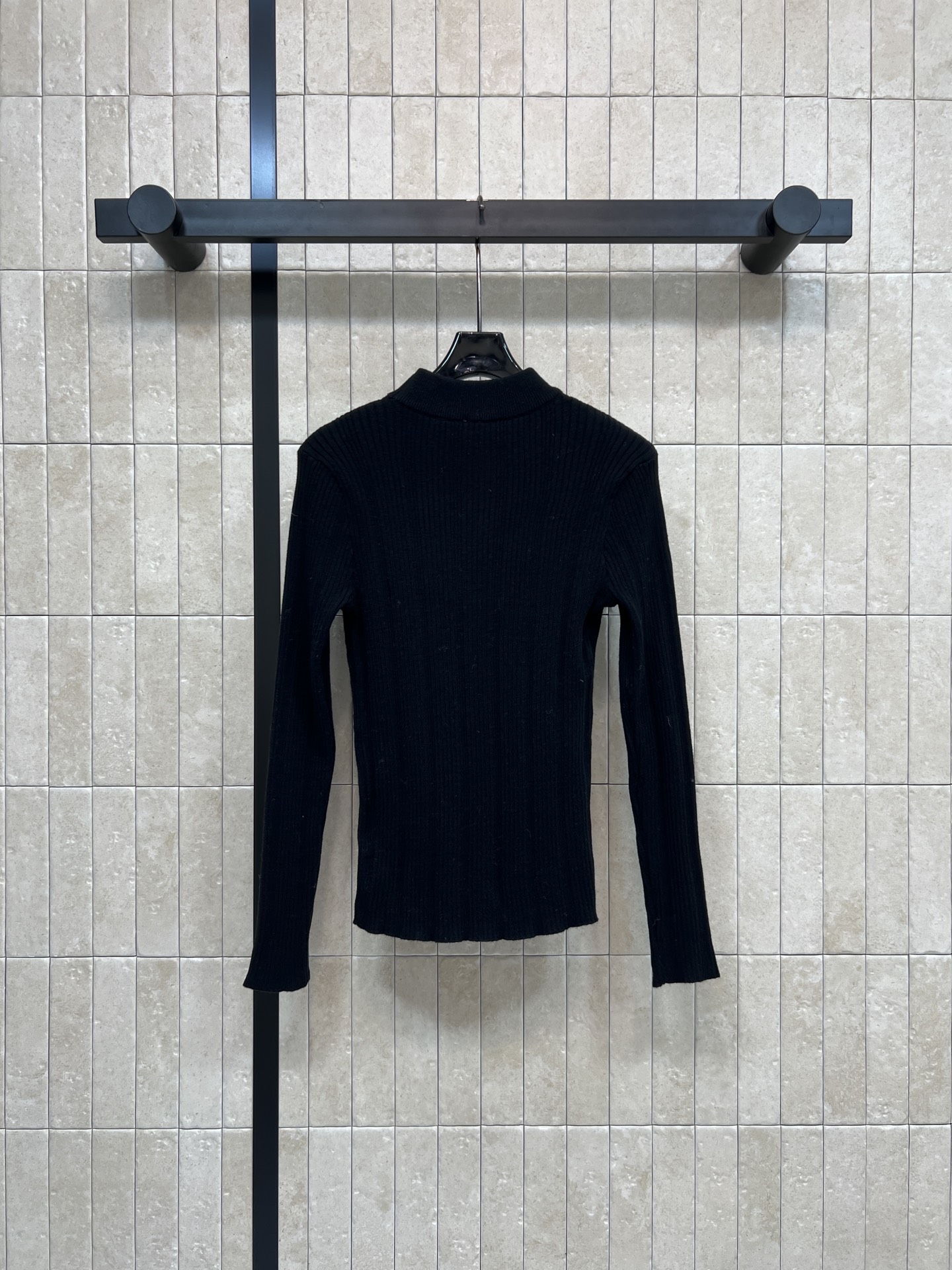 SL秋冬新款 圆领长袖针织上衣 触感是软软糯糯的 上身超级舒适 轻松get减龄 元气少女感 胸前的经典品