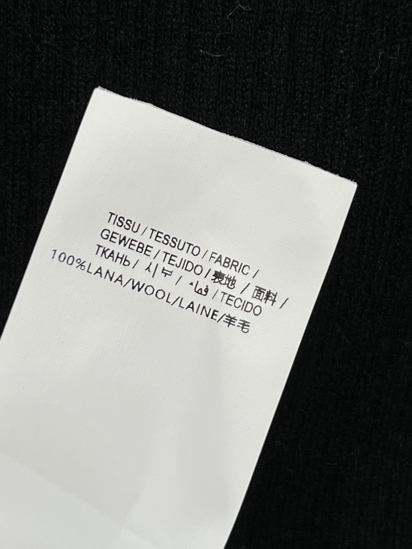 SL秋冬新款 圆领长袖针织上衣 触感是软软糯糯的 上身超级舒适 轻松get减龄 元气少女感 胸前的经典品