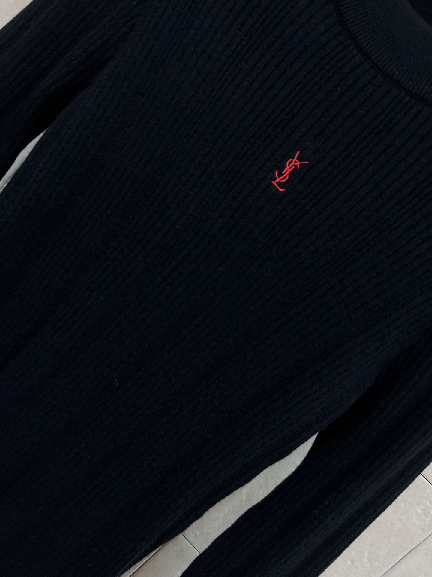 SL秋冬新款 圆领长袖针织上衣 触感是软软糯糯的 上身超级舒适 轻松get减龄 元气少女感 胸前的经典品