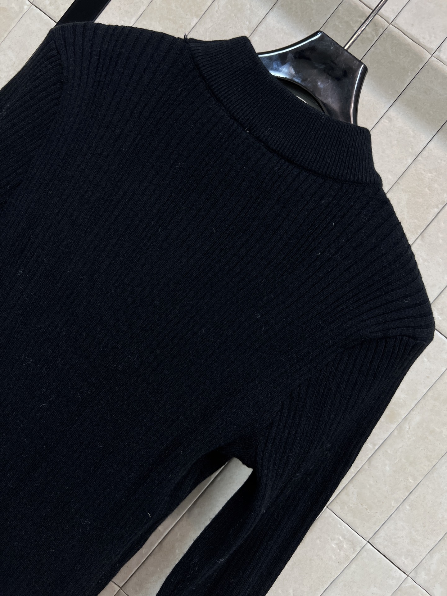 SL秋冬新款 圆领长袖针织上衣 触感是软软糯糯的 上身超级舒适 轻松get减龄 元气少女感 胸前的经典品