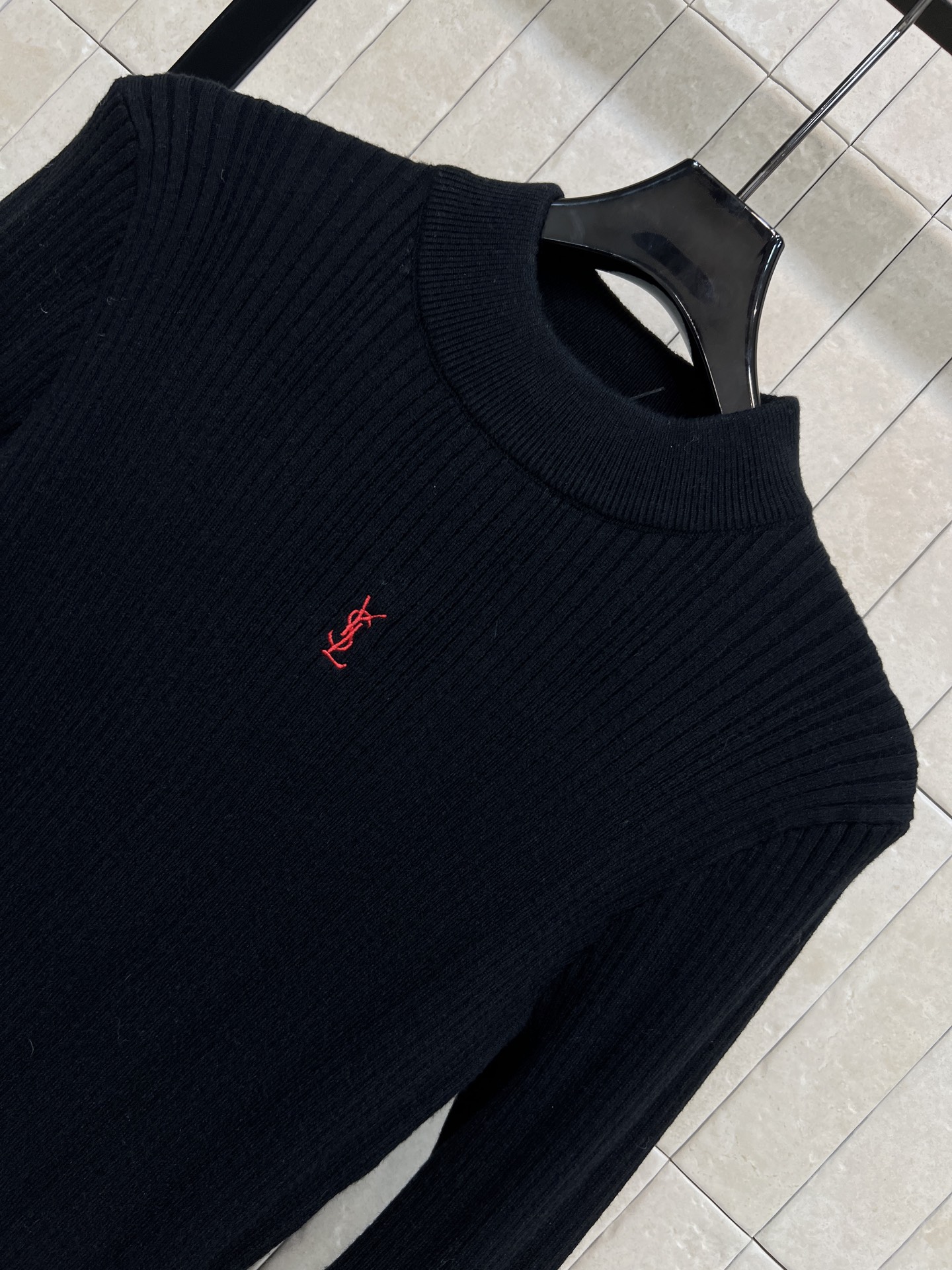 SL秋冬新款 圆领长袖针织上衣 触感是软软糯糯的 上身超级舒适 轻松get减龄 元气少女感 胸前的经典品