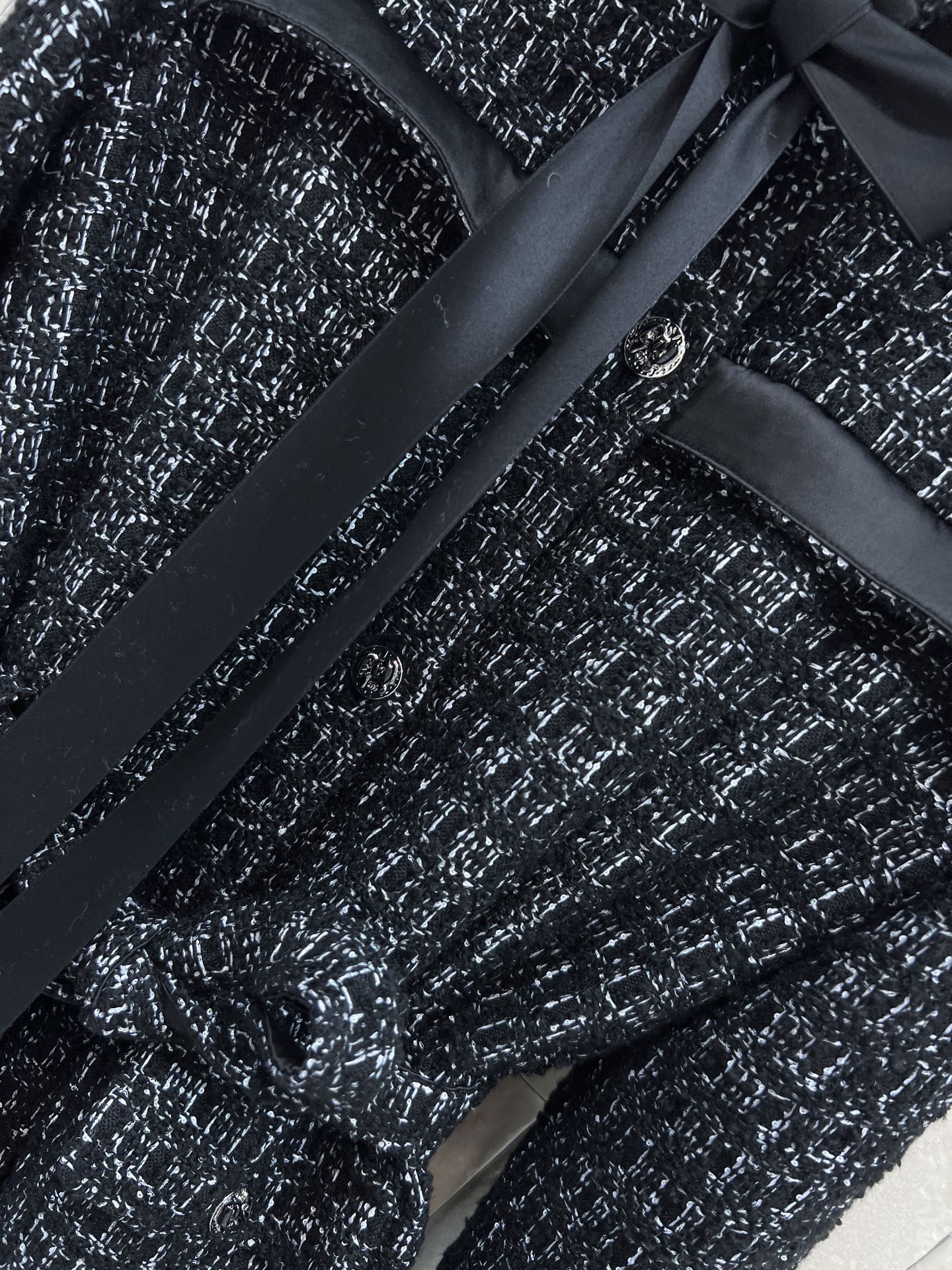 小香家 25秋冬新款 蝴蝶结🎀立领粗花呢收腰外套 雪花紋肌理感面料➕经典小香风设计 优雅又高级产 蝴蝶结