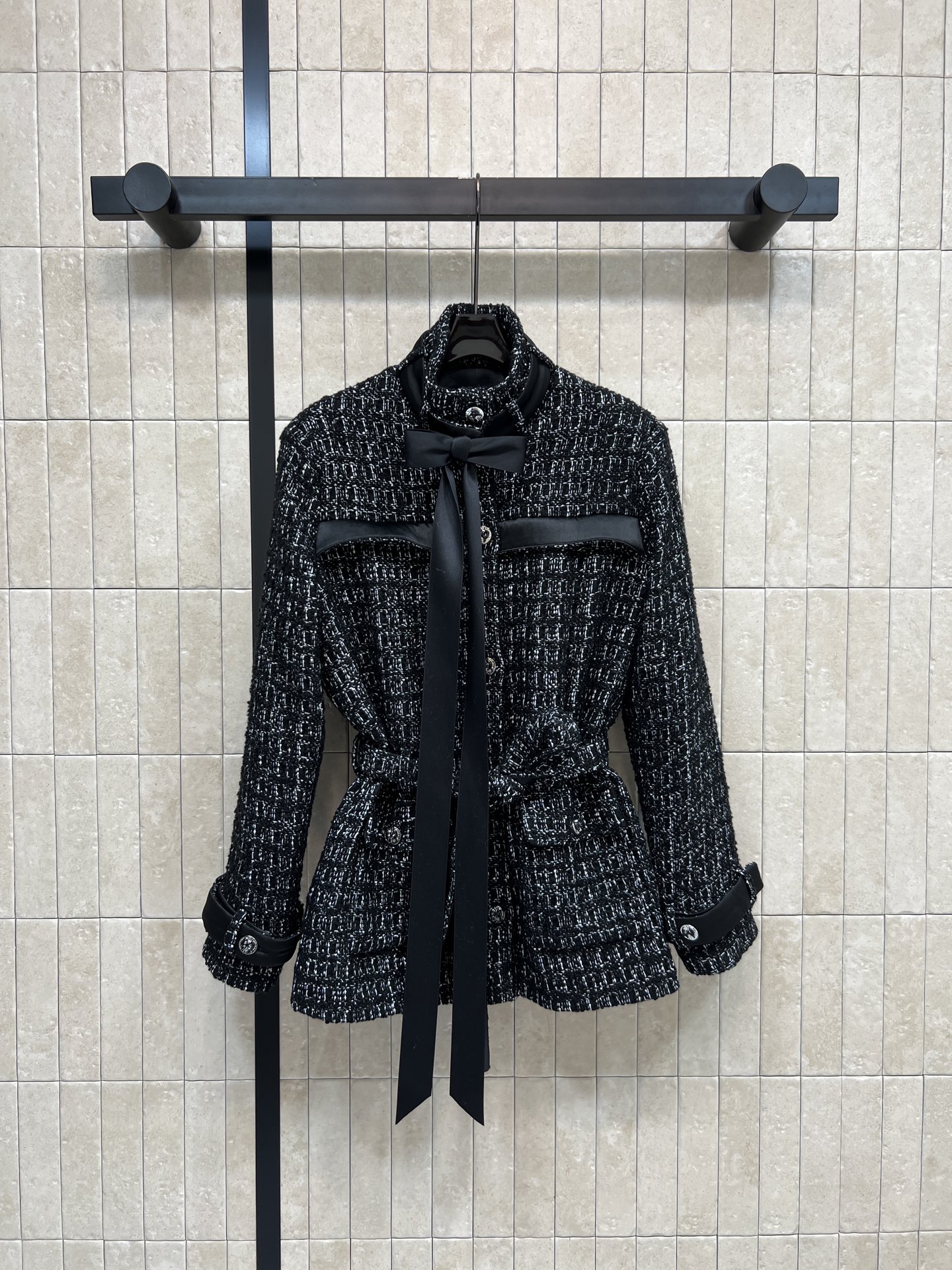 NO:591459,Xiaoxiangjia 25 new autumn and winter style, bow-knot stand collar tweed waisted jacket, snowflake texture fabric, classic Xiaoxiang style design, elegant and high-end, bow button embellishment, full of girly feeling, super atmospheric in autumn and winter! Pair it with a turtleneck sweater or dress to easily get French sophistication. It is perfect for commuting or formal occasions ~ one color and three sizes SML, chanel, skirts, jackets & coats, sweaters, alexander wang19860909小香家 25秋冬新款 蝴蝶结立领粗花呢收腰外套 雪花紋肌理感面料经典小香风设计 优雅又高级产 蝴蝶结扣子点缀 少女感满满 秋冬穿超有氛围感！搭配高领毛衣或连衣裙 轻松get法式精致感 通勤或正式场合都很出彩~一色三码 SML,,chanel,skirts,jackets & coats,sweaters,alexander wang,Women's clothing