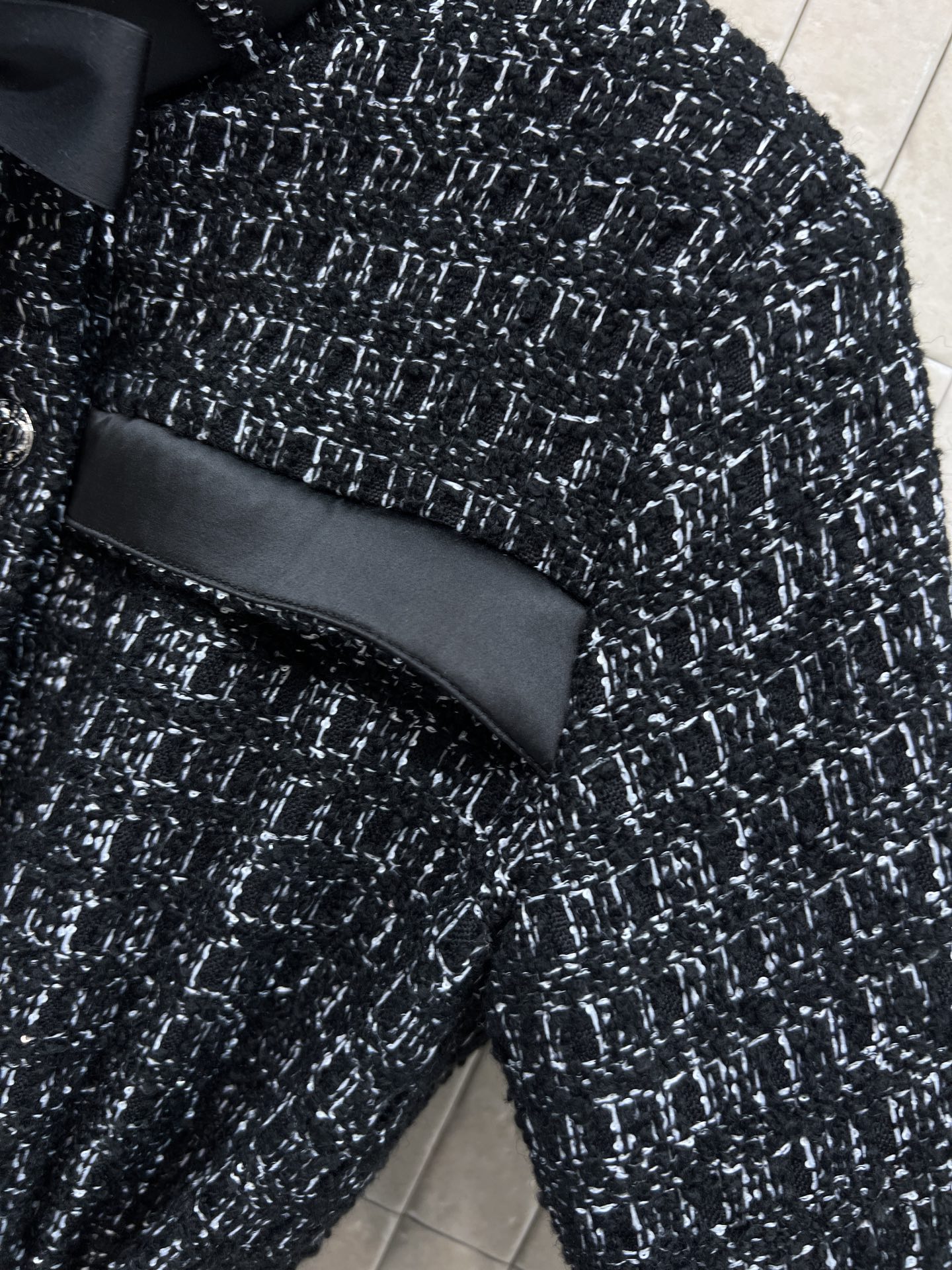 小香家 25秋冬新款 蝴蝶结🎀立领粗花呢收腰外套 雪花紋肌理感面料➕经典小香风设计 优雅又高级产 蝴蝶结