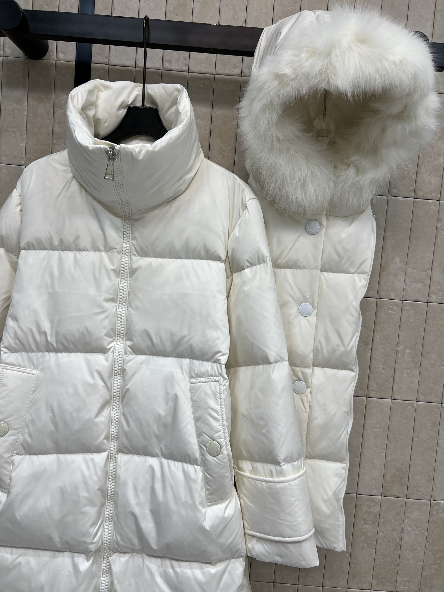 M家 25秋冬新款 毛领连帽立领长款羽绒服 可拆卸连帽内胆设计+狐狸毛领 奢华感满满！国标90绒填充 轻