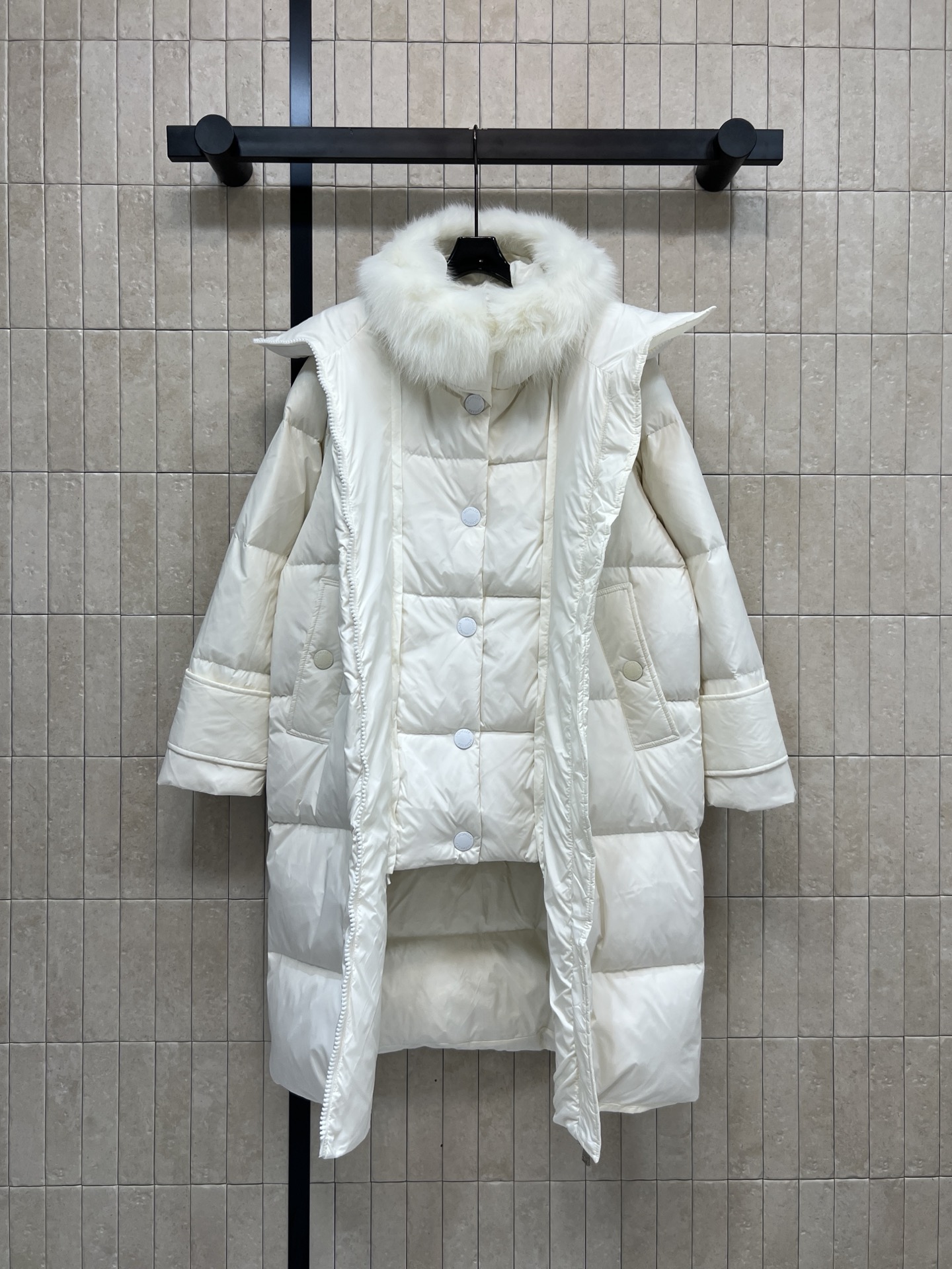 M家 25秋冬新款 毛领连帽立领长款羽绒服 可拆卸连帽内胆设计+狐狸毛领 奢华感满满！国标90绒填充 轻