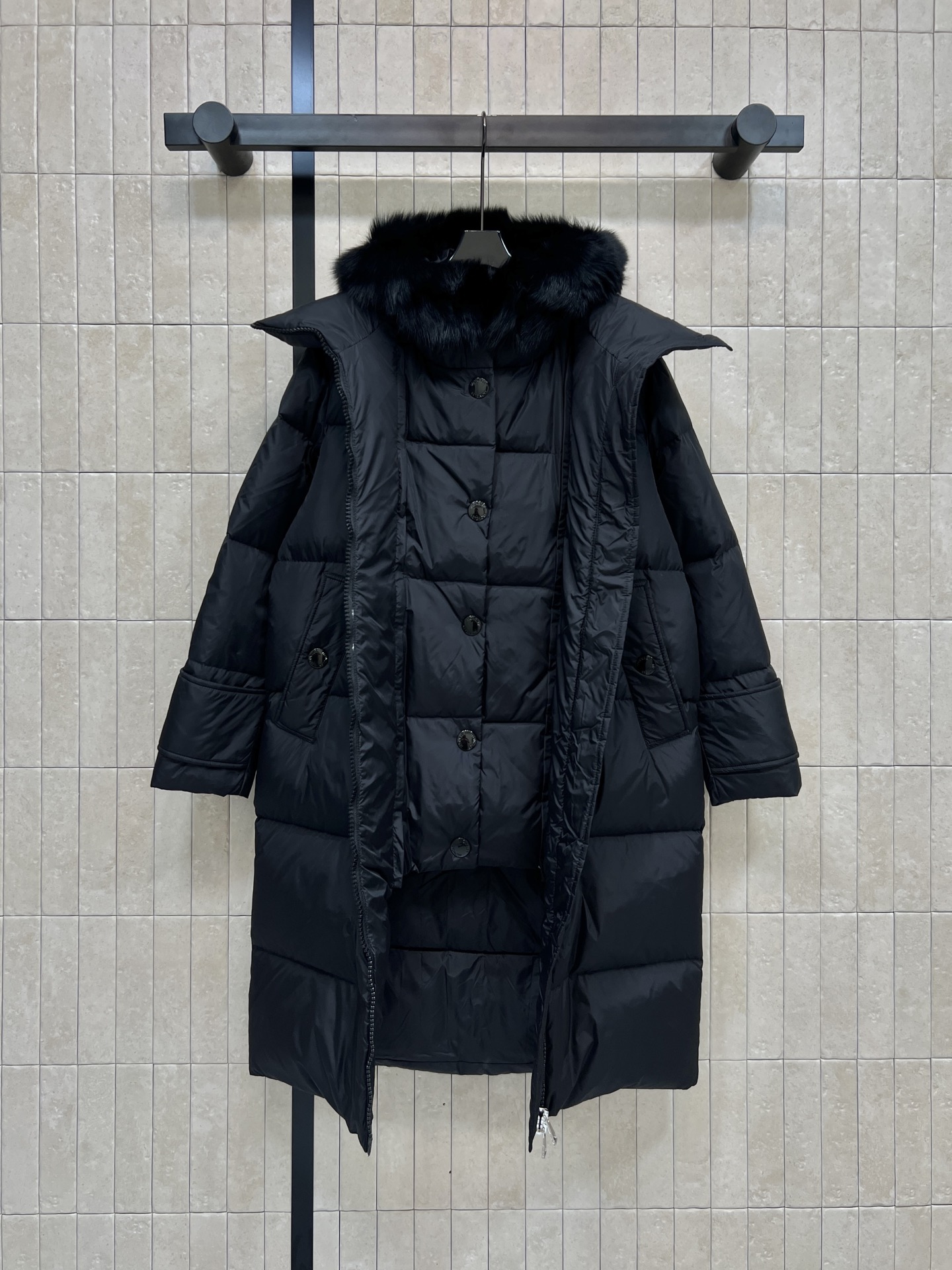 M家 25秋冬新款 毛领连帽立领长款羽绒服 可拆卸连帽内胆设计+狐狸毛领 奢华感满满！国标90绒填充 轻