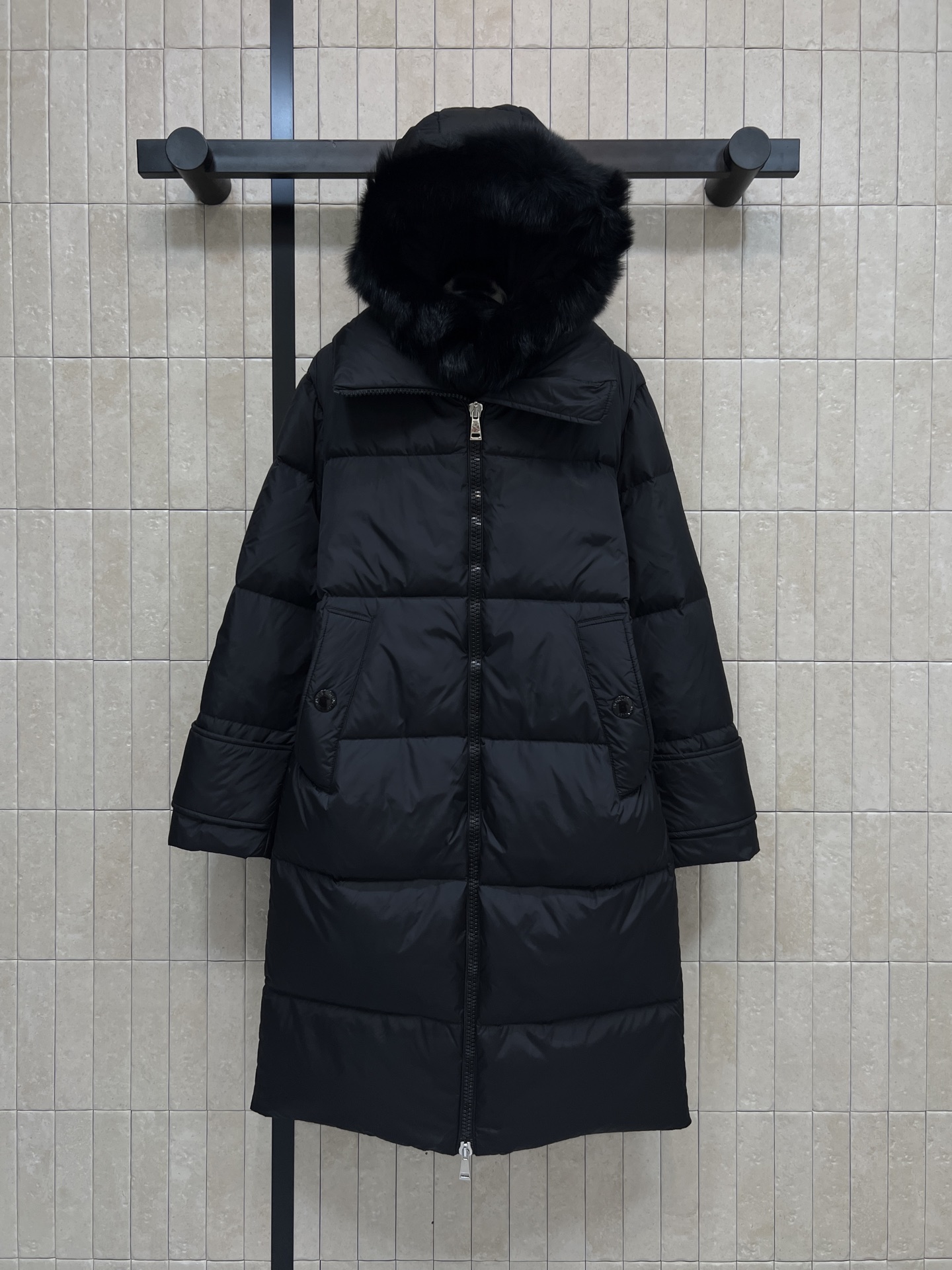 M家 25秋冬新款 毛领连帽立领长款羽绒服 可拆卸连帽内胆设计+狐狸毛领 奢华感满满！国标90绒填充 轻