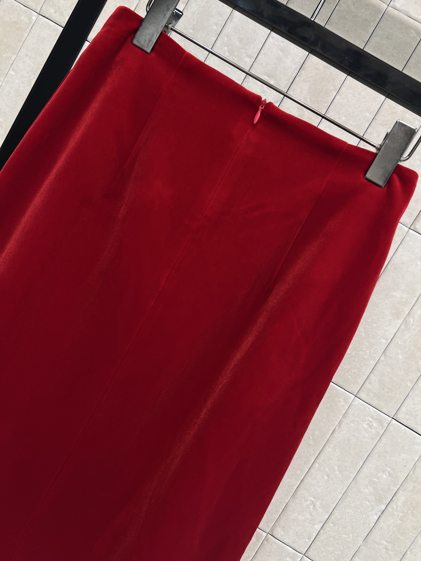 25秋冬新款 酒红色丝绒半身裙 高腰中长款设计 秋冬通勤必备！定制丝绒面料自带光泽感 超级显高级 上身就