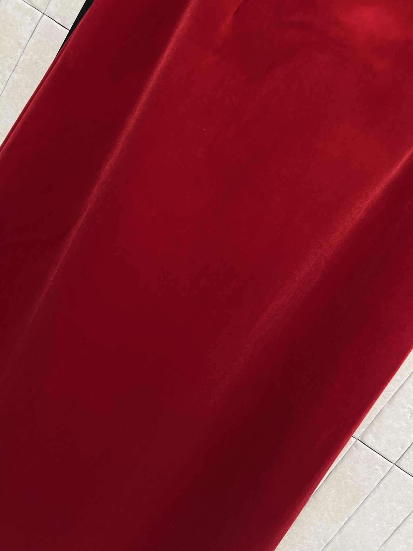 25秋冬新款 酒红色丝绒半身裙 高腰中长款设计 秋冬通勤必备！定制丝绒面料自带光泽感 超级显高级 上身就