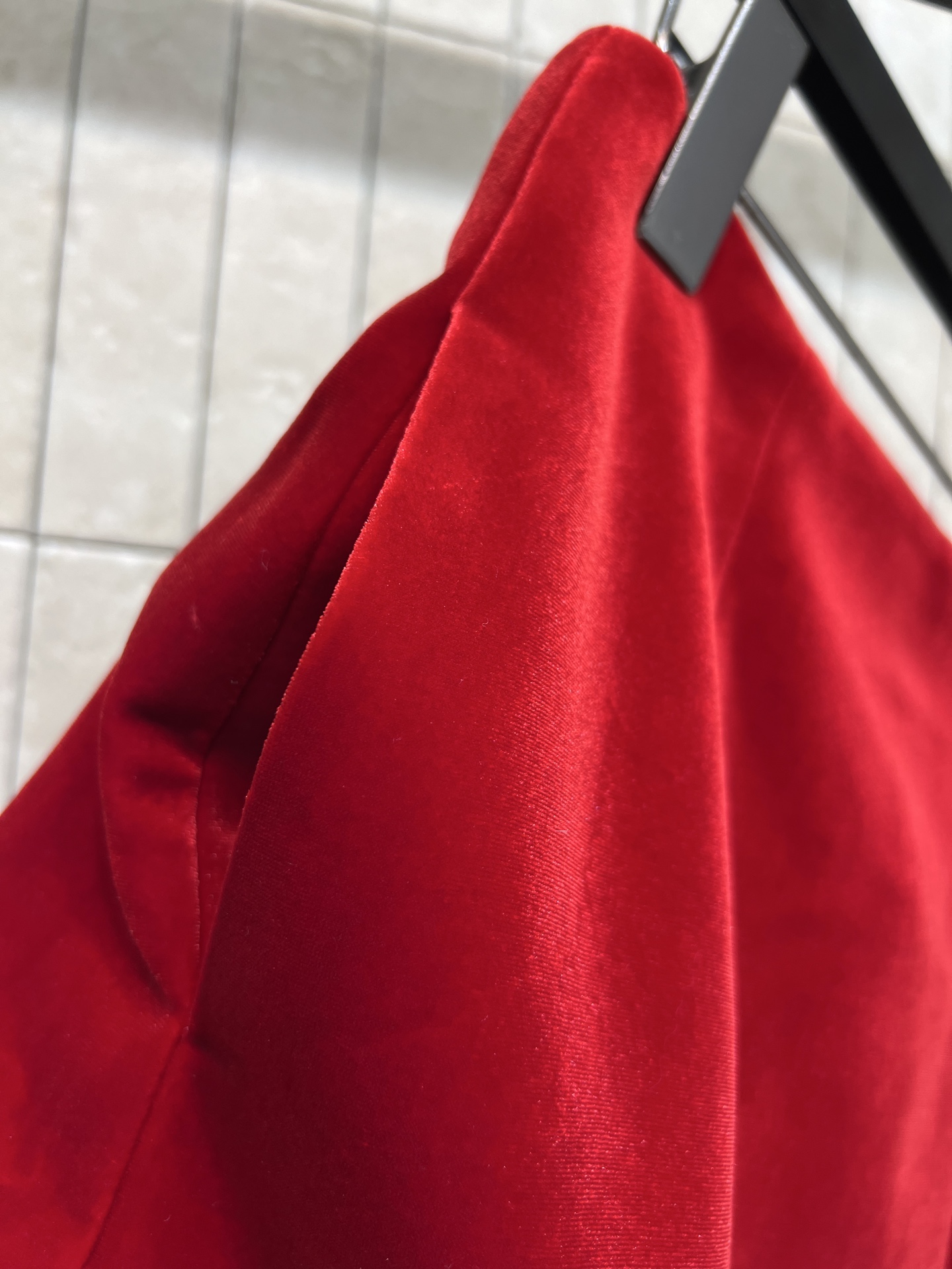 25秋冬新款 酒红色丝绒半身裙 高腰中长款设计 秋冬通勤必备！定制丝绒面料自带光泽感 超级显高级 上身就