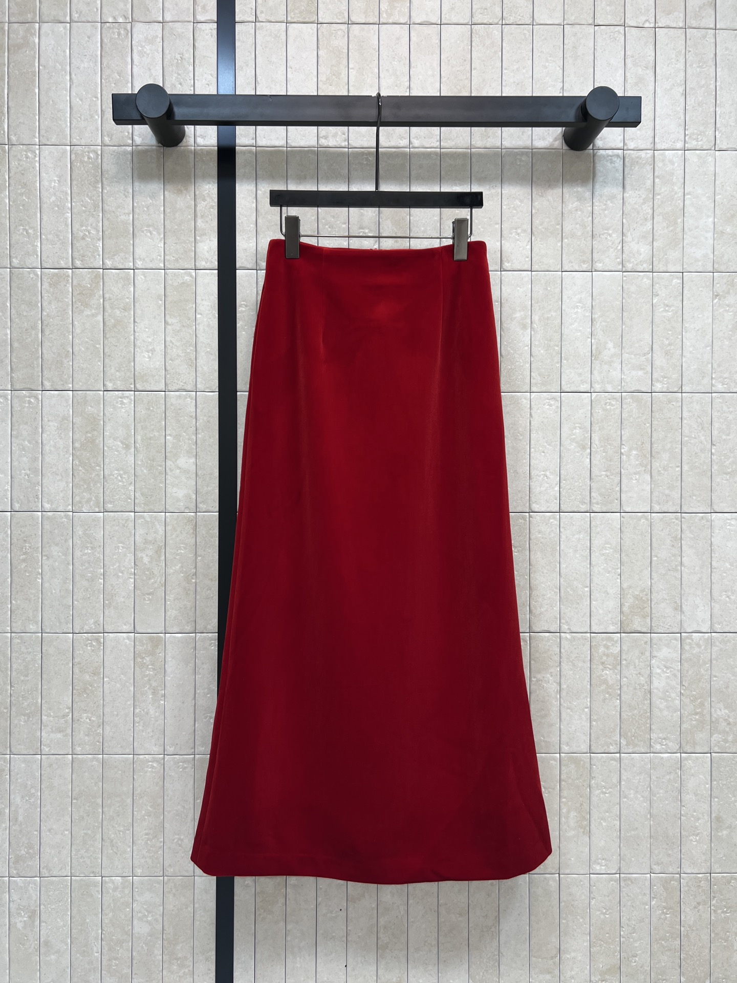 NO:591443,25 new autumn and winter styles, burgundy velvet skirt, high-waisted mid-length design, a must-have for autumn and winter commuting!  The custom-made velvet fabric has its own luster and is super high-end. The upper body is full of aura and fashion. Pair it with a velvet suit and tuxedo jacket of the same series. The upper body is elegant and generous. It has a French retro atmosphere. It is suitable for formal occasions or high-end banquets. Pair it with high heels and a clutch bag to fully open up your aura!  Four sizes in one color S-M-L-XL,,high heels,handbag,skirts,jackets & coats,business suit,alexander wang1986090925秋冬新款 酒红色丝绒半身裙 高腰中长款设计 秋冬通勤必备！定制丝绒面料自带光泽感 超级显高级 上身就是满满的气场和时髦感 搭配同系列丝绒西装燕尾服外套 一套上身优雅大方 法式复古氛围感拉满 适合正式场合或高端宴会 搭配高跟鞋和手拿包 气场全开！一色四码 S-M-L-XL,,high heels,handbag,skirts,jackets & coats,business suit,alexander wang,Women's clothing