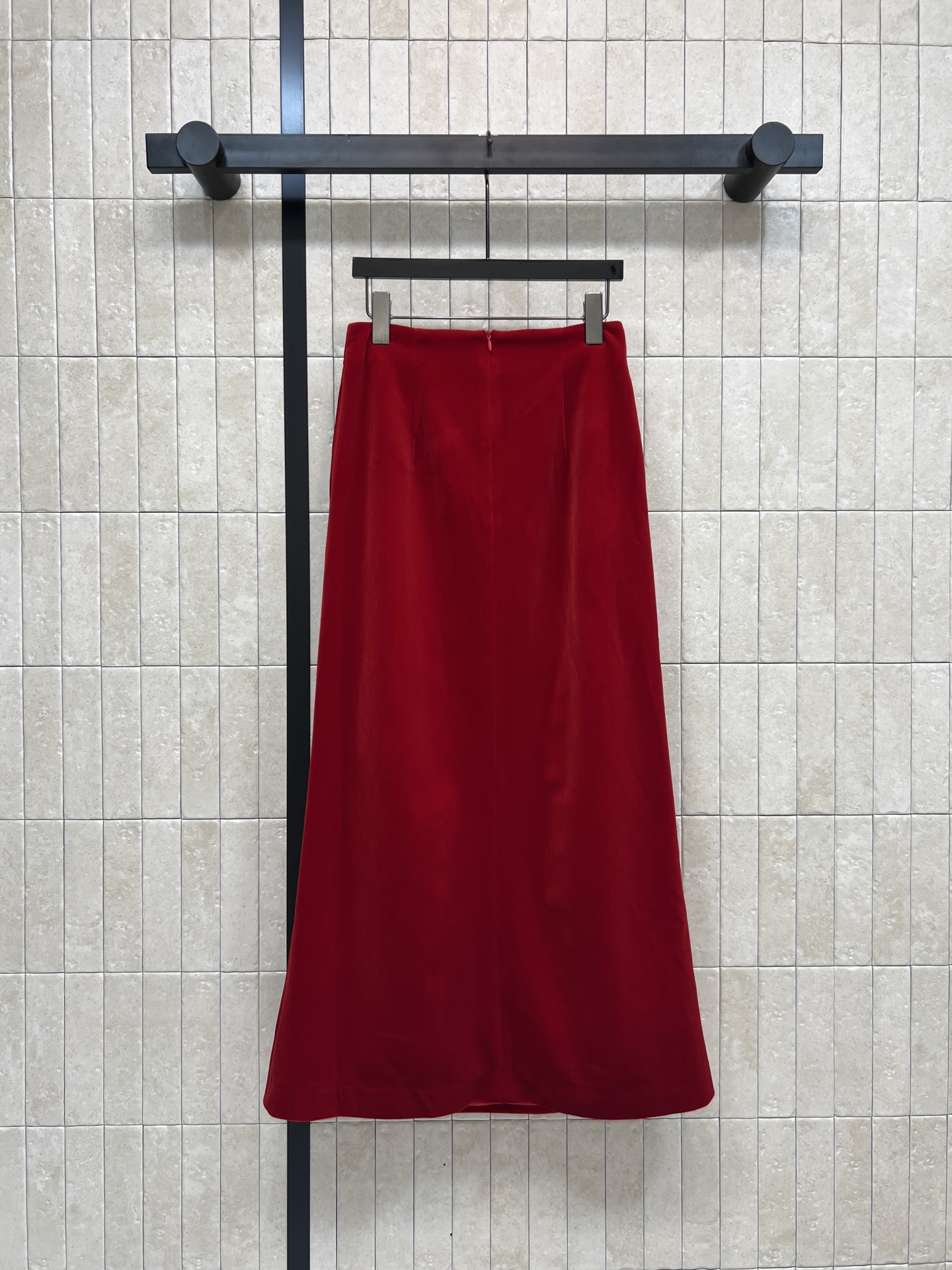 25秋冬新款 酒红色丝绒半身裙 高腰中长款设计 秋冬通勤必备！定制丝绒面料自带光泽感 超级显高级 上身就
