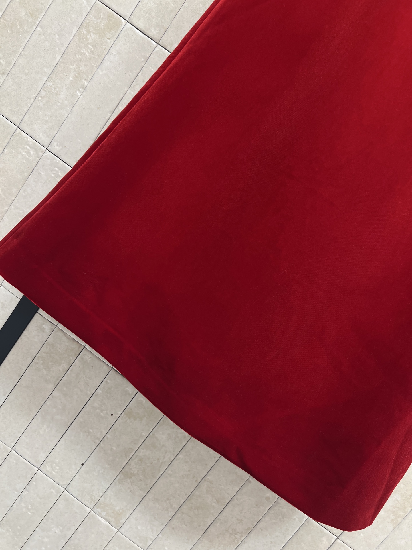 25秋冬新款 酒红色丝绒半身裙 高腰中长款设计 秋冬通勤必备！定制丝绒面料自带光泽感 超级显高级 上身就