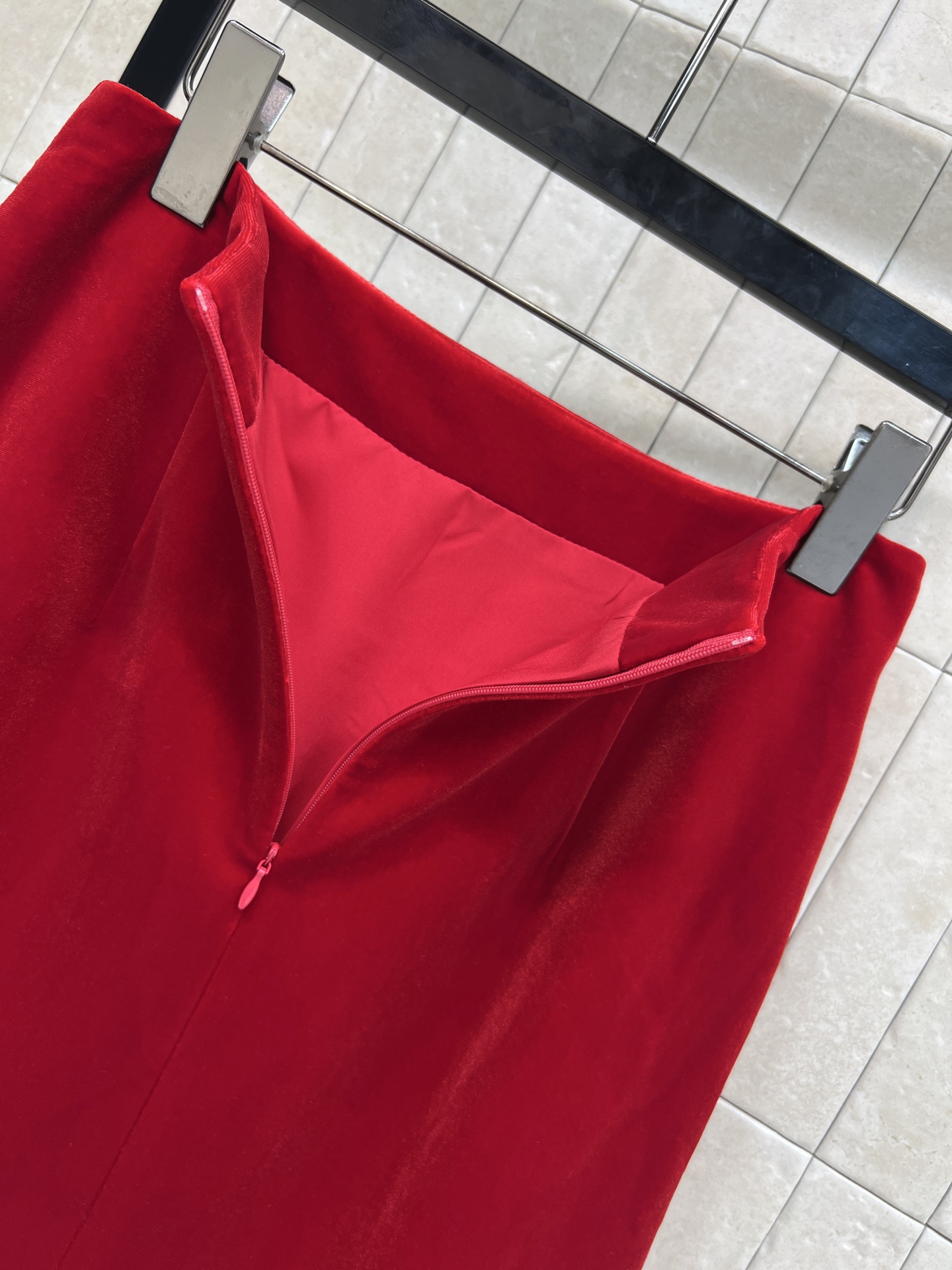 25秋冬新款 酒红色丝绒半身裙 高腰中长款设计 秋冬通勤必备！定制丝绒面料自带光泽感 超级显高级 上身就