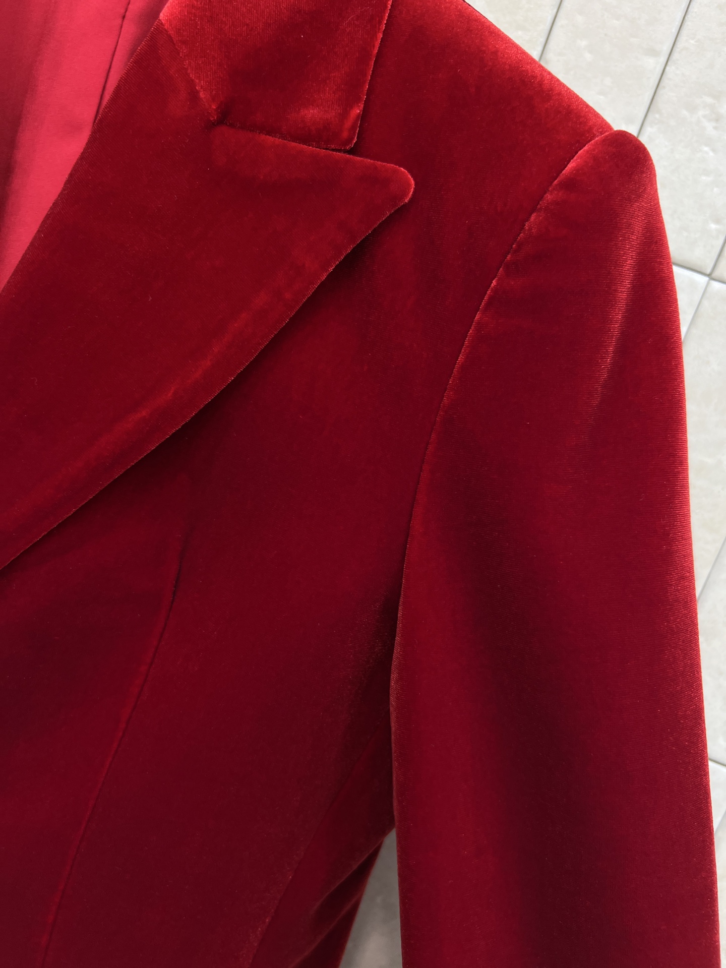 25秋冬新款 两粒扣丝绒西装燕尾服 定制丝绒面料自带光泽感 超级显高级 上身就是满满的气场和时髦感 廓形