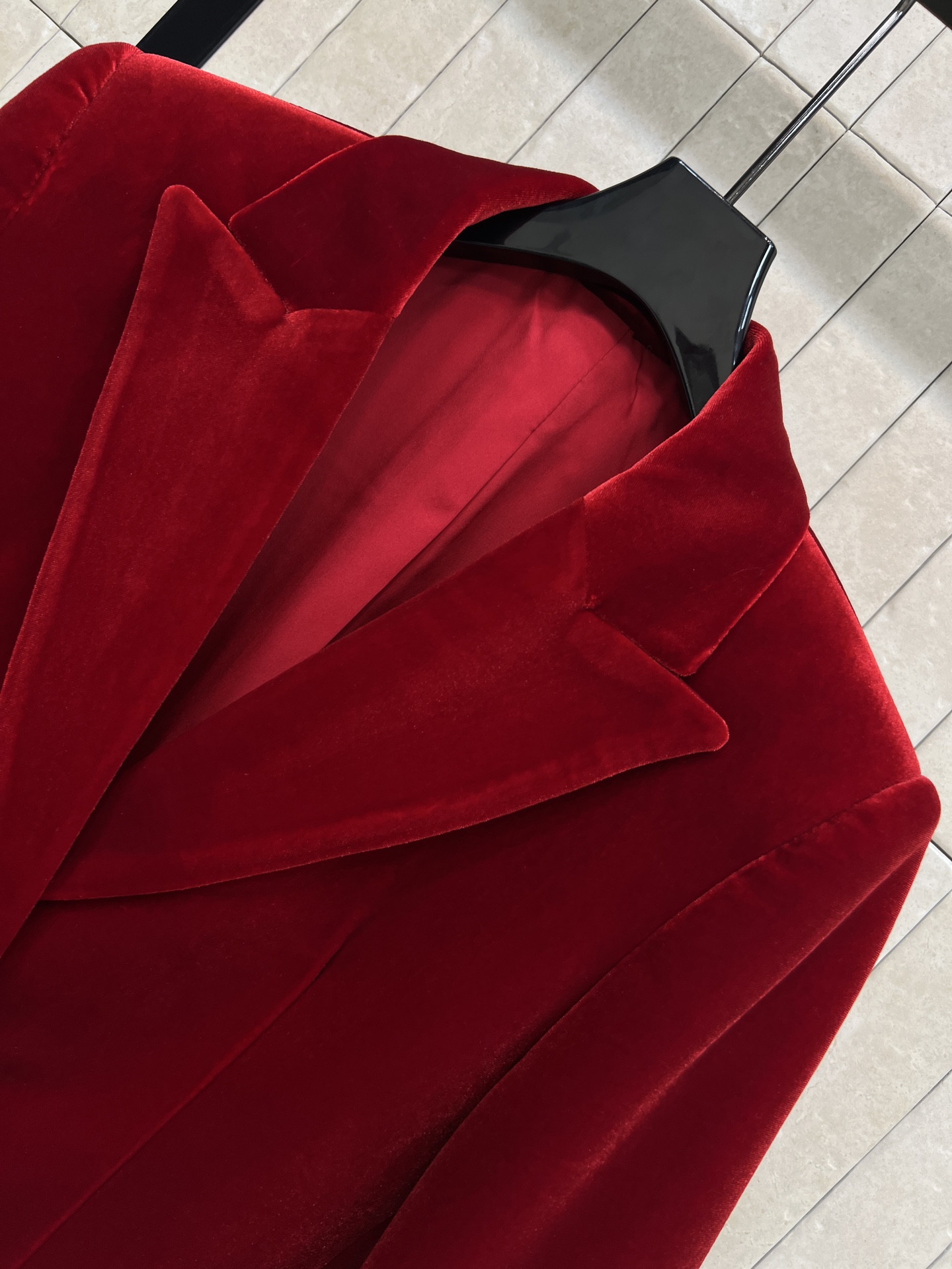 25秋冬新款 两粒扣丝绒西装燕尾服 定制丝绒面料自带光泽感 超级显高级 上身就是满满的气场和时髦感 廓形