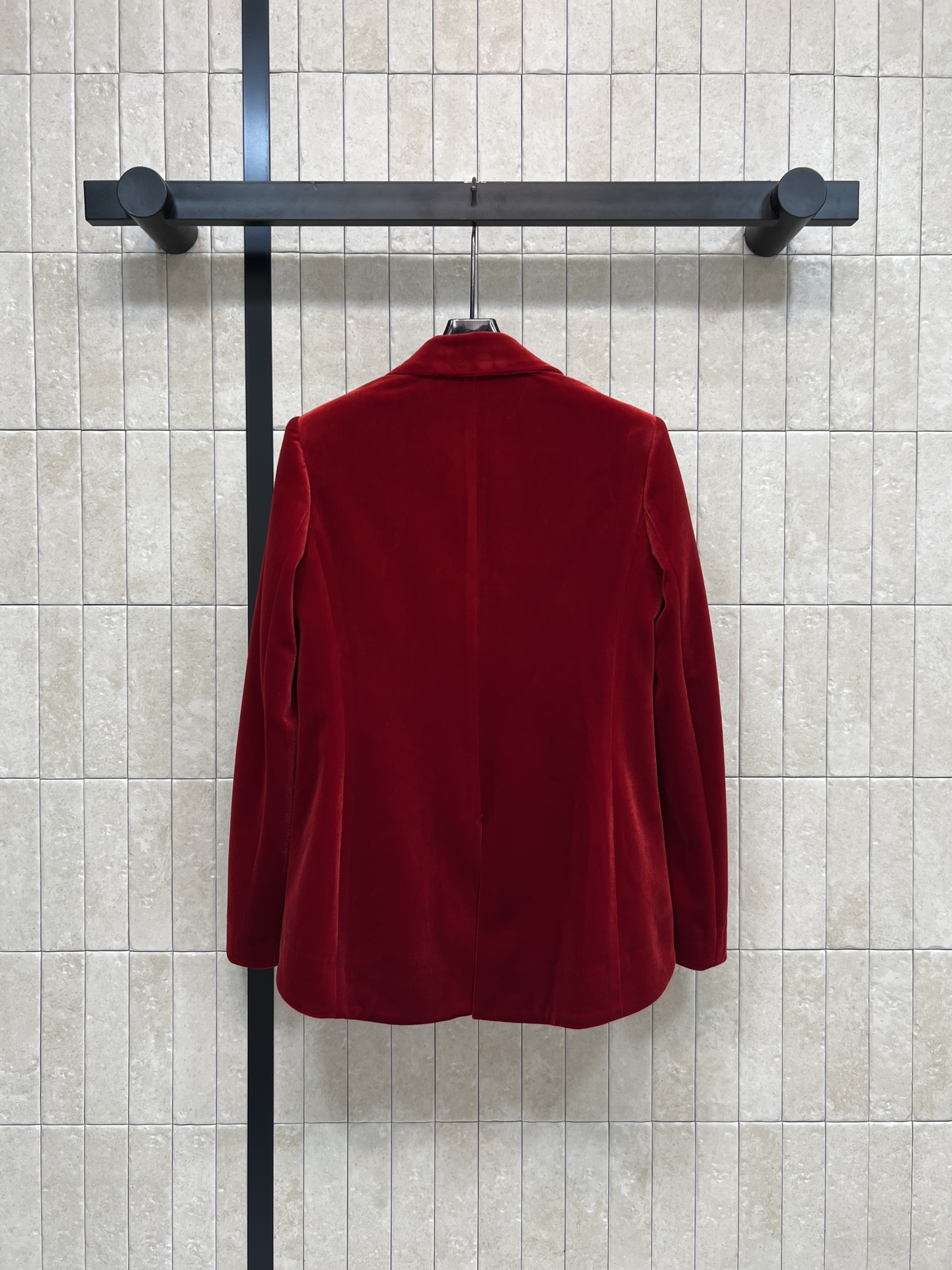 25秋冬新款 两粒扣丝绒西装燕尾服 定制丝绒面料自带光泽感 超级显高级 上身就是满满的气场和时髦感 廓形