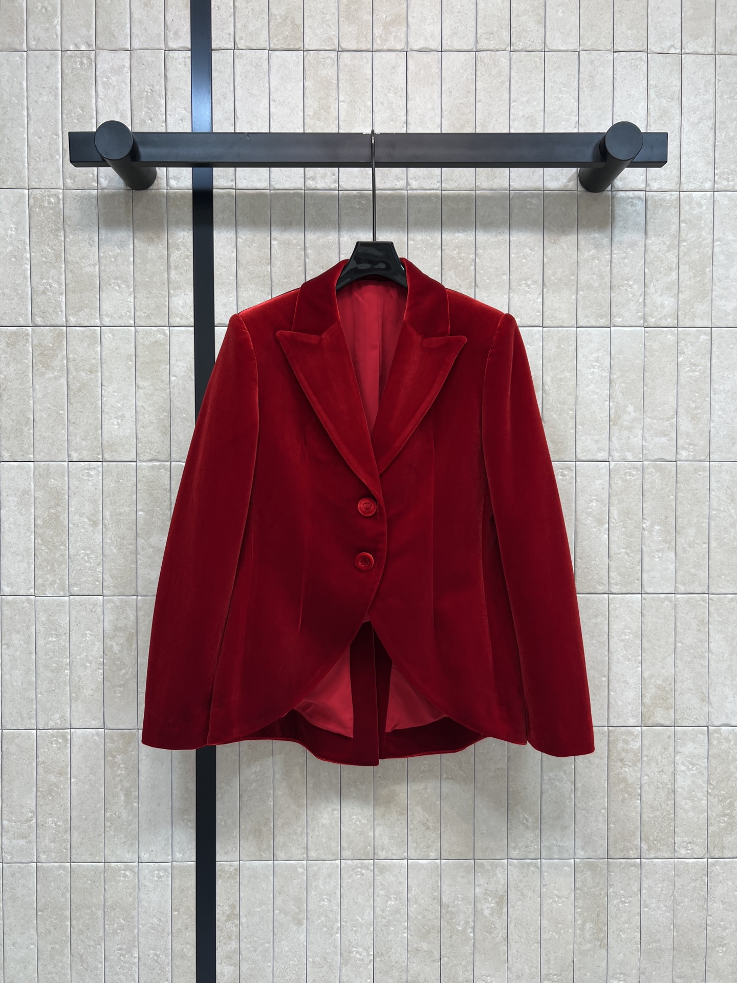 NO:591449,25 new autumn and winter two-button velvet suit tuxedo. The custom-made velvet fabric has its own luster. It is super high-end. The upper body is full of aura and fashion. The silhouette of the suit with shoulder pads is just right. It can easily hide the body and look slim. Casual and lazy, create a fashionable style for street style. Pair it with the skirt of the same series. It has a French retro atmosphere. It is suitable for formal occasions or high-end banquets. Pair it with high heels and a clutch bag to make it full of aura!  Two colors and four sizes S-M-L-XL,,high heels,handbag,skirts,business suit,alexander wang1986090925秋冬新款 两粒扣丝绒西装燕尾服 定制丝绒面料自带光泽感 超级显高级 上身就是满满的气场和时髦感 廓形垫肩剪裁西装 廓形恰到好处 轻松藏肉显瘦 休闲慵懒 打造街拍时髦范 搭配同系列半身裙 法式复古氛围感拉满 适合正式场合或高端宴会 搭配高跟鞋和手拿包 气场全开！两色四码 S-M-L-XL,,high heels,handbag,skirts,business suit,alexander wang,Women's clothing