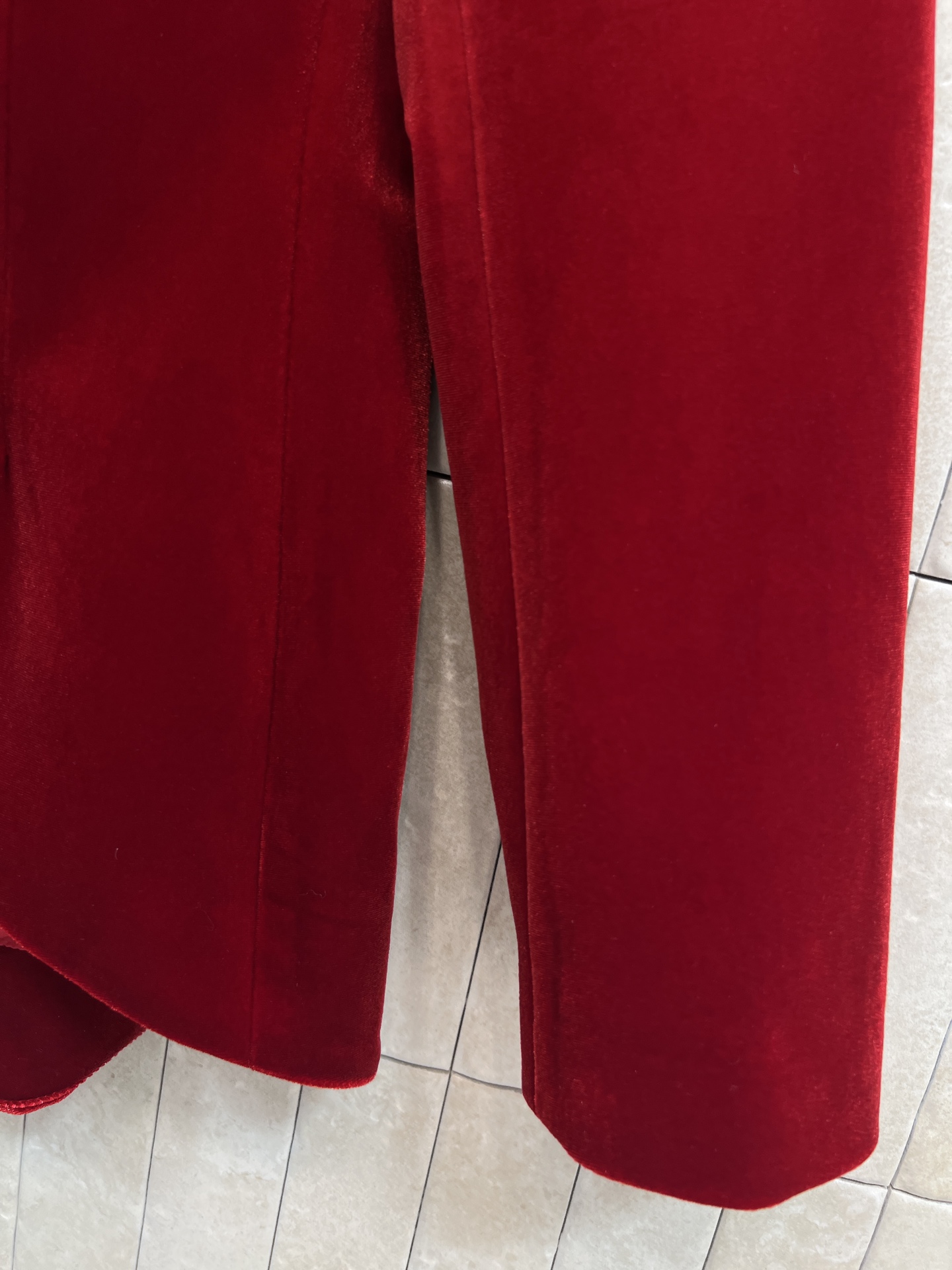 25秋冬新款 两粒扣丝绒西装燕尾服 定制丝绒面料自带光泽感 超级显高级 上身就是满满的气场和时髦感 廓形