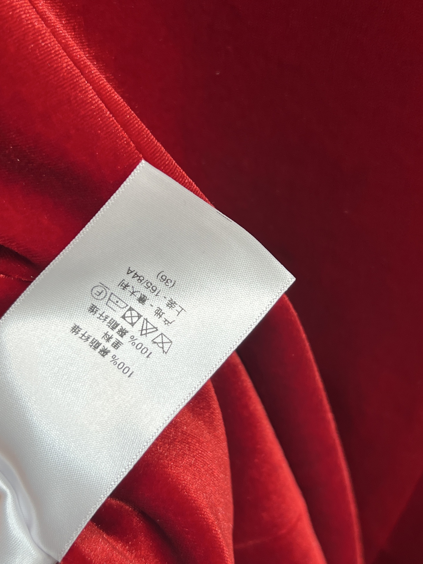 25秋冬新款 两粒扣丝绒西装燕尾服 定制丝绒面料自带光泽感 超级显高级 上身就是满满的气场和时髦感 廓形