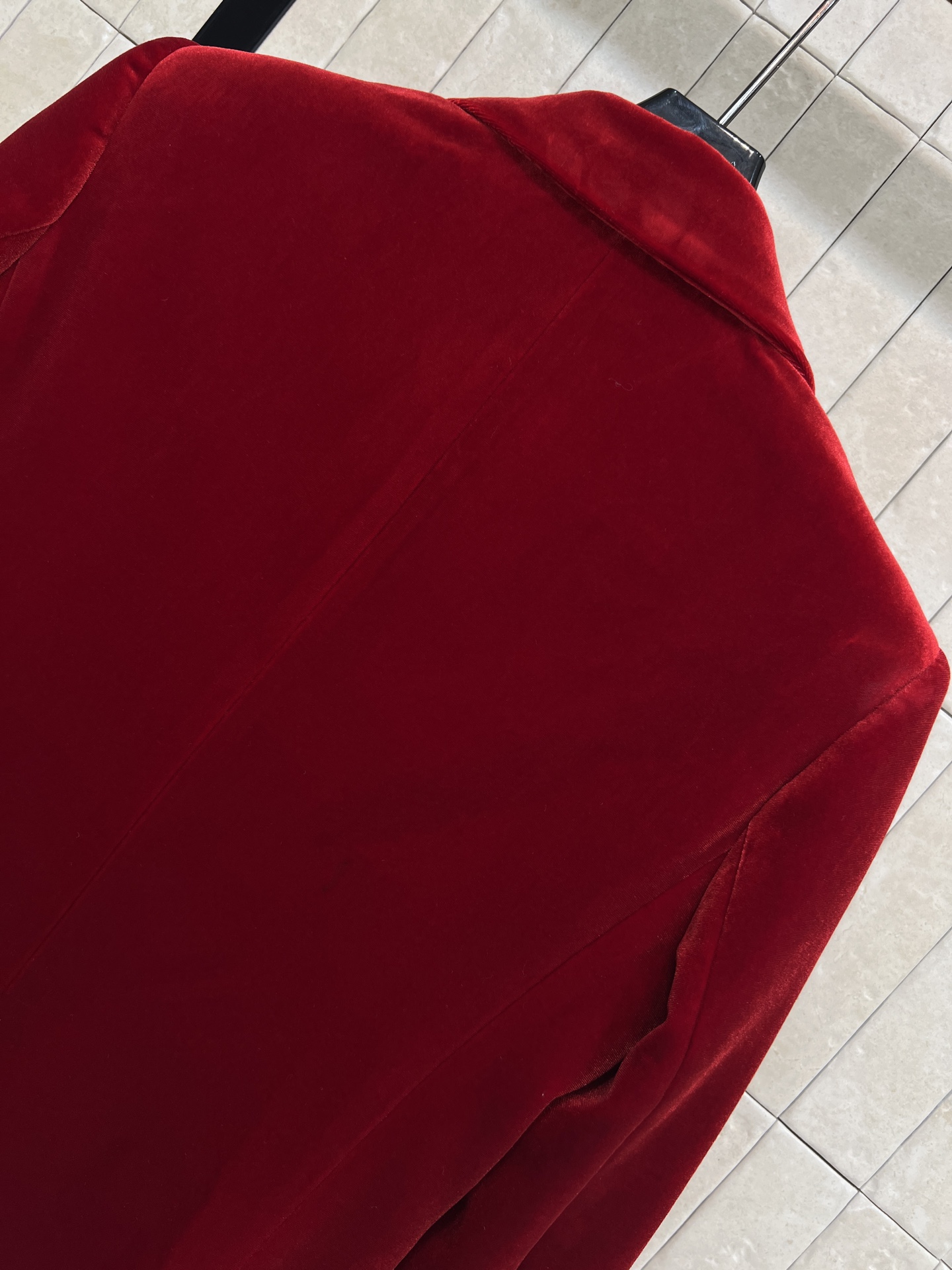 25秋冬新款 两粒扣丝绒西装燕尾服 定制丝绒面料自带光泽感 超级显高级 上身就是满满的气场和时髦感 廓形