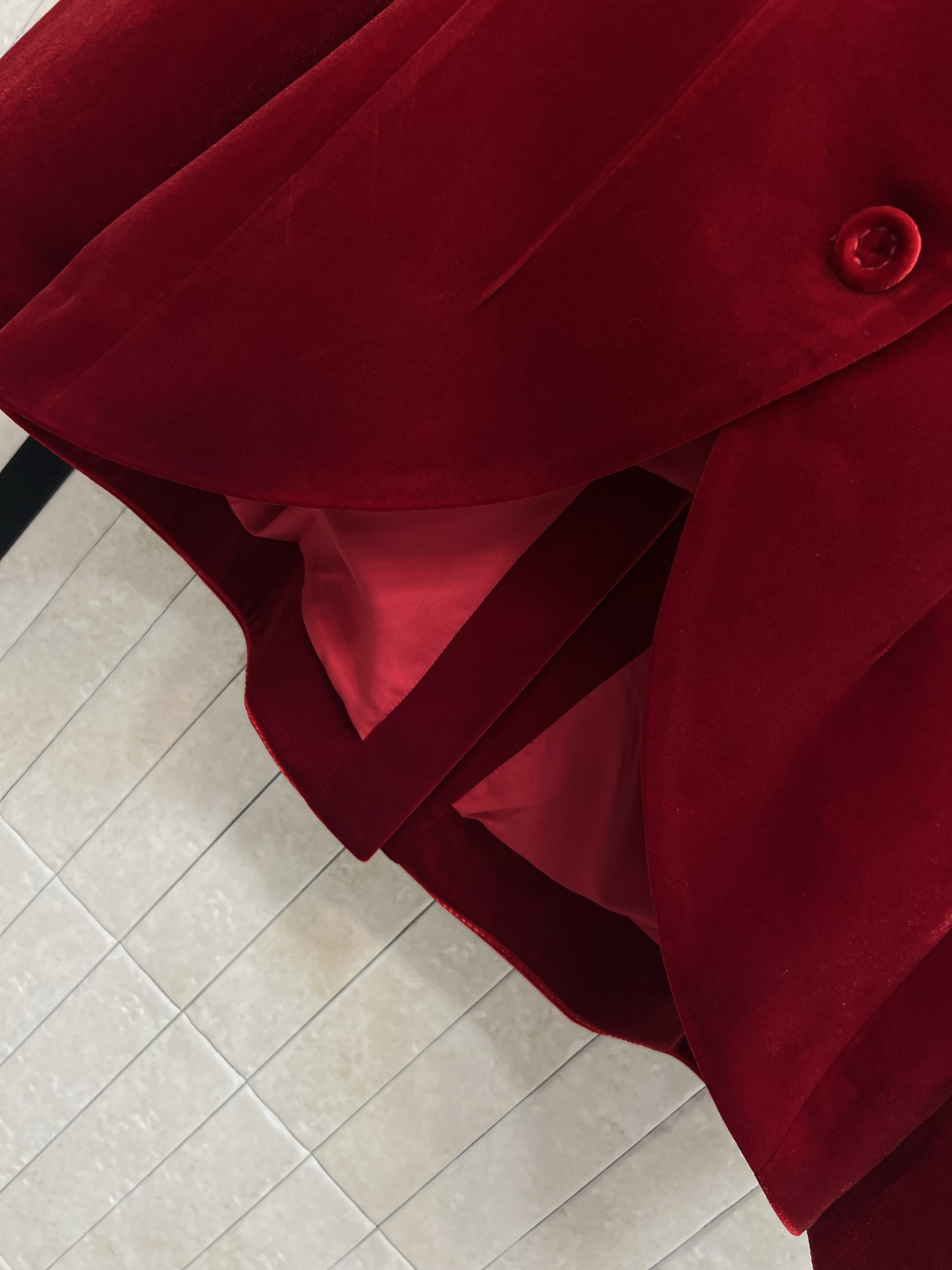 25秋冬新款 两粒扣丝绒西装燕尾服 定制丝绒面料自带光泽感 超级显高级 上身就是满满的气场和时髦感 廓形