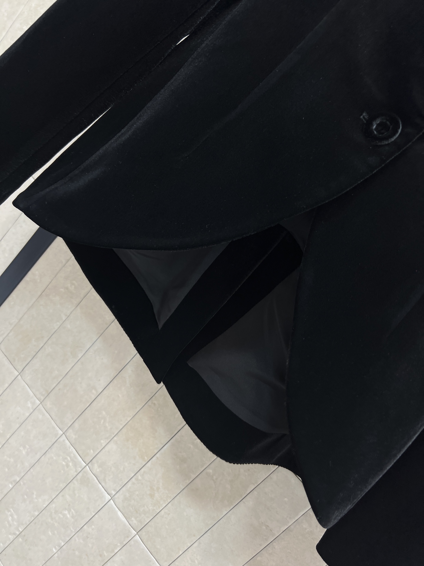 25秋冬新款 两粒扣丝绒西装燕尾服 定制丝绒面料自带光泽感 超级显高级 上身就是满满的气场和时髦感 廓形