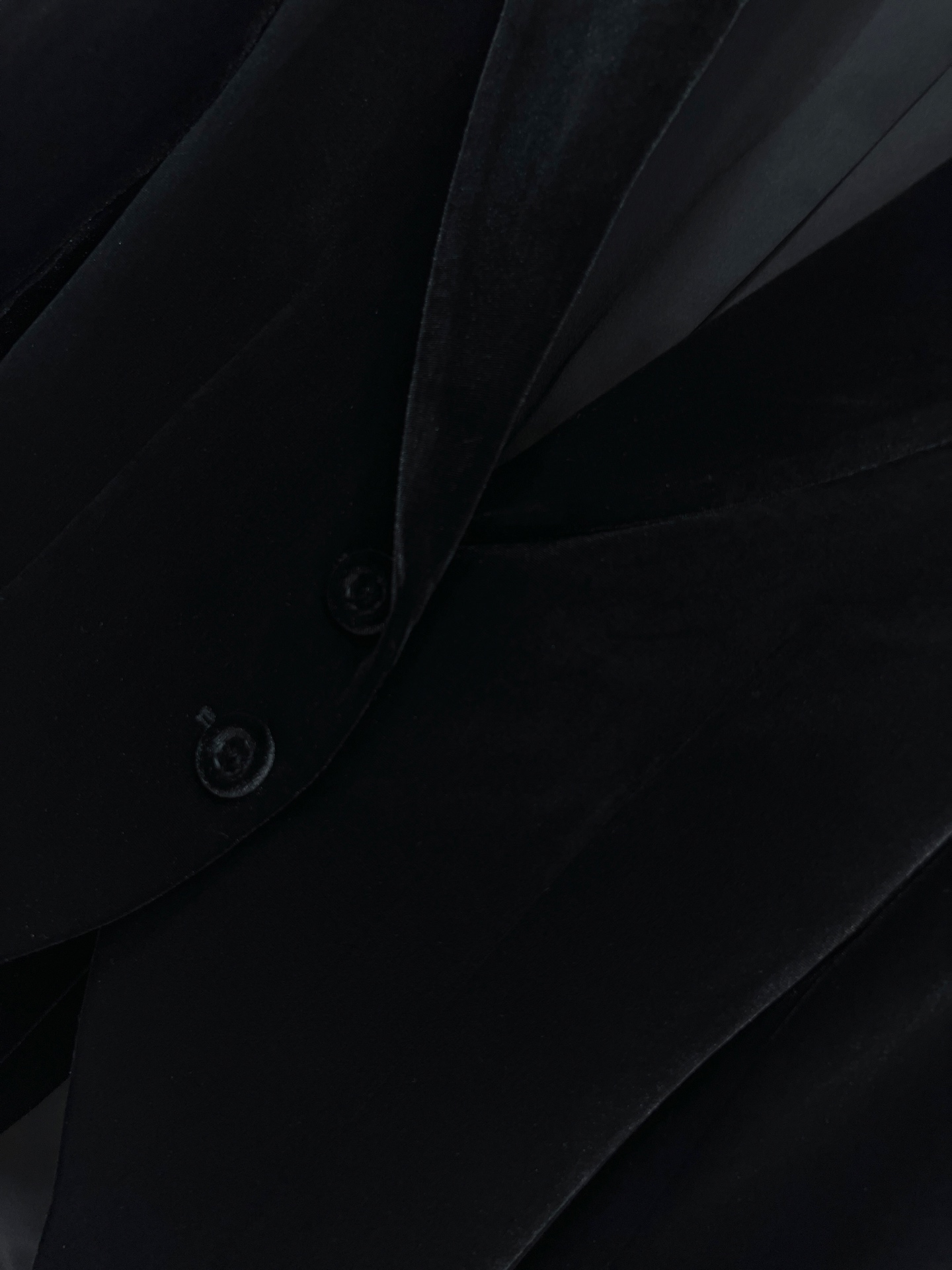 25秋冬新款 两粒扣丝绒西装燕尾服 定制丝绒面料自带光泽感 超级显高级 上身就是满满的气场和时髦感 廓形