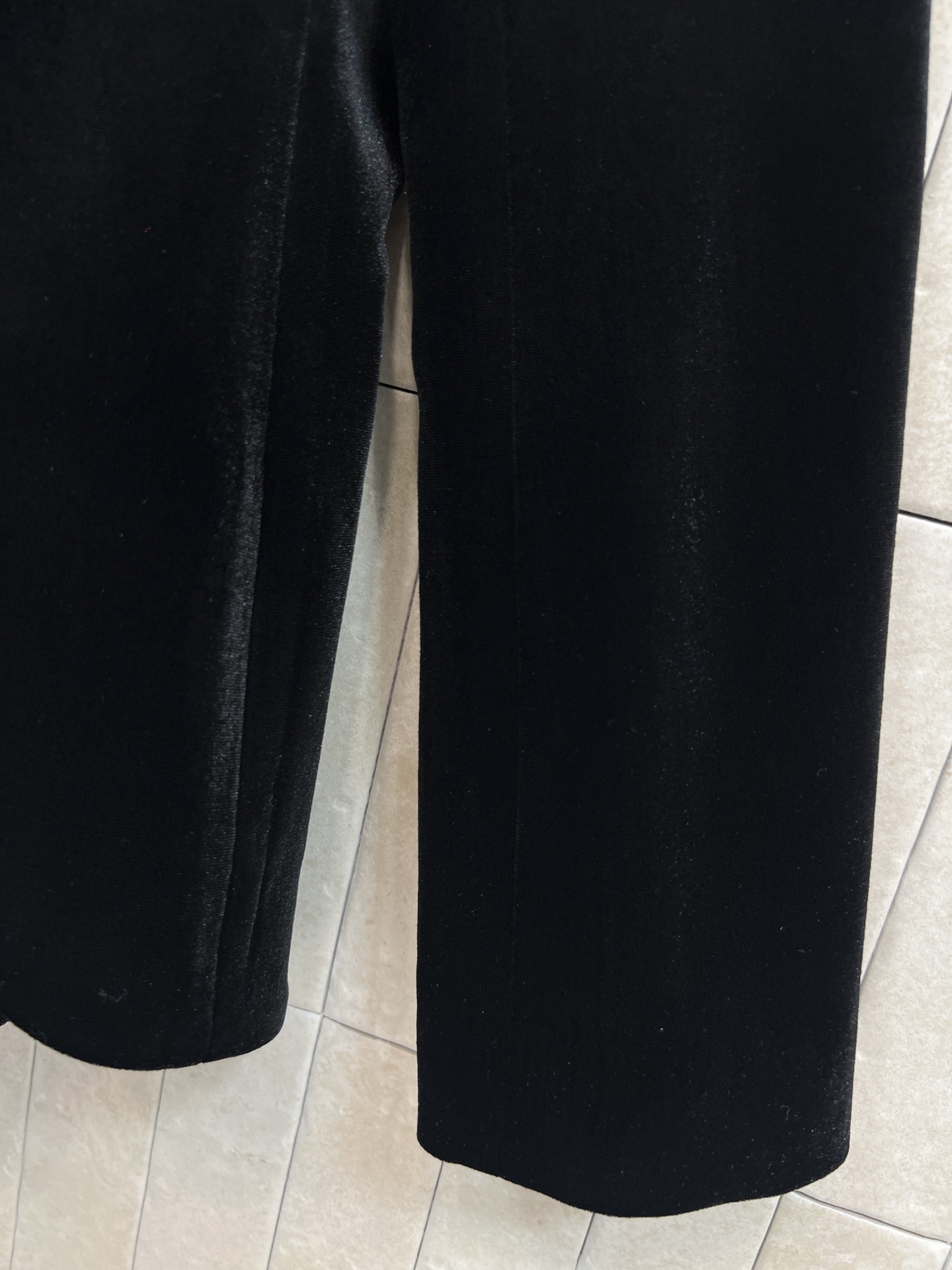 25秋冬新款 两粒扣丝绒西装燕尾服 定制丝绒面料自带光泽感 超级显高级 上身就是满满的气场和时髦感 廓形