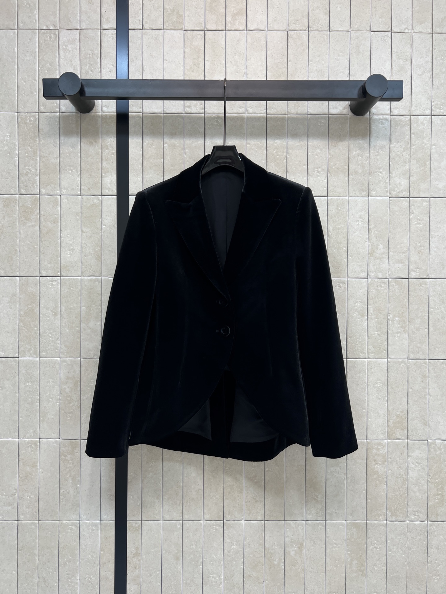 NO:591446,25 new autumn and winter two-button velvet suit tuxedo. The custom-made velvet fabric has its own luster. It is super high-end. The upper body is full of aura and fashion. The silhouette of the suit with shoulder pads is just right. It can easily hide the body and look slim. Casual and lazy, create a fashionable style for street style. Pair it with the skirt of the same series. It has a French retro atmosphere. It is suitable for formal occasions or high-end banquets. Pair it with high heels and a clutch bag to make it full of aura!  Two colors and four sizes S-M-L-XL,,high heels,handbag,skirts,business suit,alexander wang1986090925秋冬新款 两粒扣丝绒西装燕尾服 定制丝绒面料自带光泽感 超级显高级 上身就是满满的气场和时髦感 廓形垫肩剪裁西装 廓形恰到好处 轻松藏肉显瘦 休闲慵懒 打造街拍时髦范 搭配同系列半身裙 法式复古氛围感拉满 适合正式场合或高端宴会 搭配高跟鞋和手拿包 气场全开！两色四码 S-M-L-XL,,high heels,handbag,skirts,business suit,alexander wang,Women's clothing