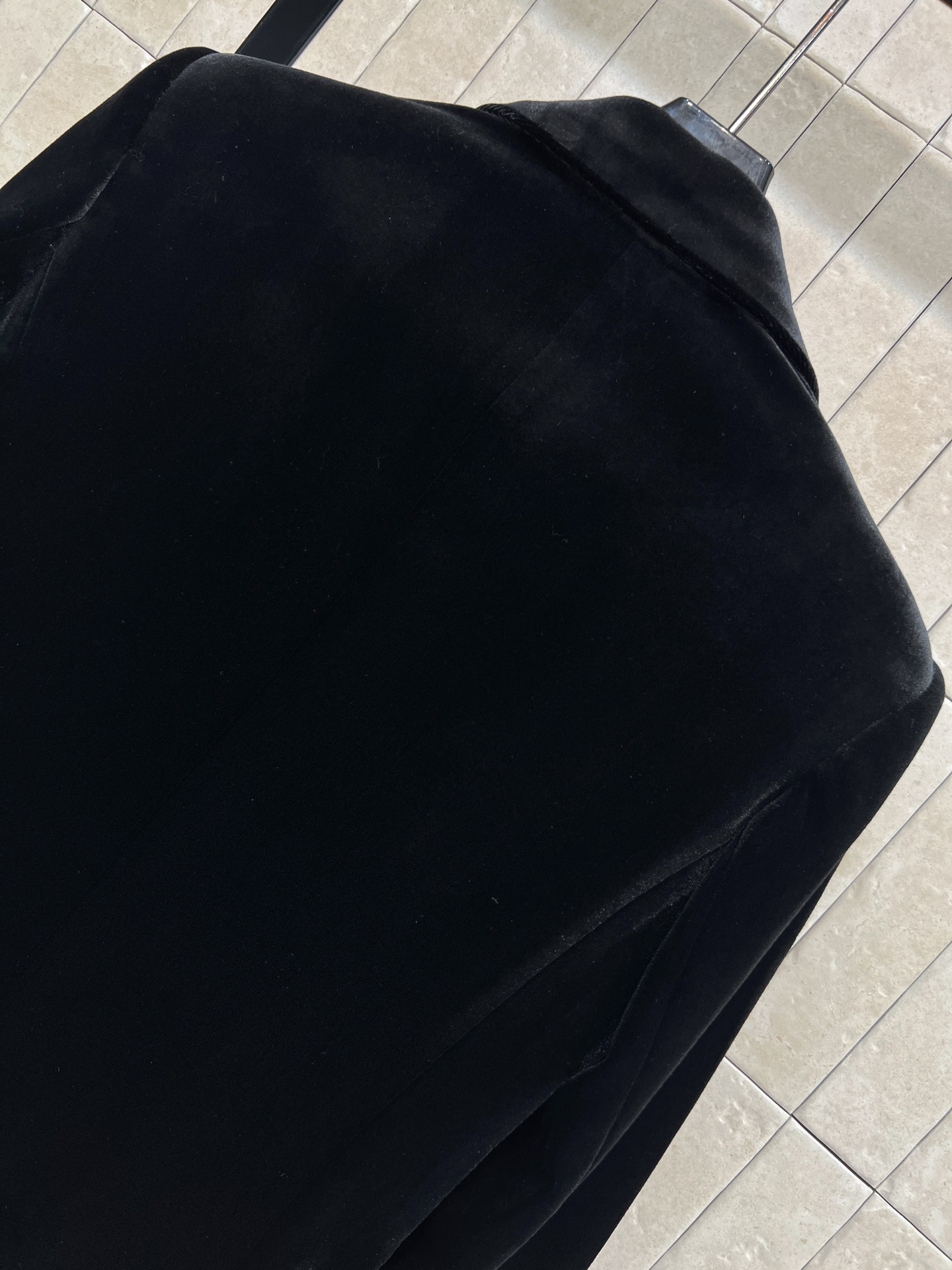 25秋冬新款 两粒扣丝绒西装燕尾服 定制丝绒面料自带光泽感 超级显高级 上身就是满满的气场和时髦感 廓形