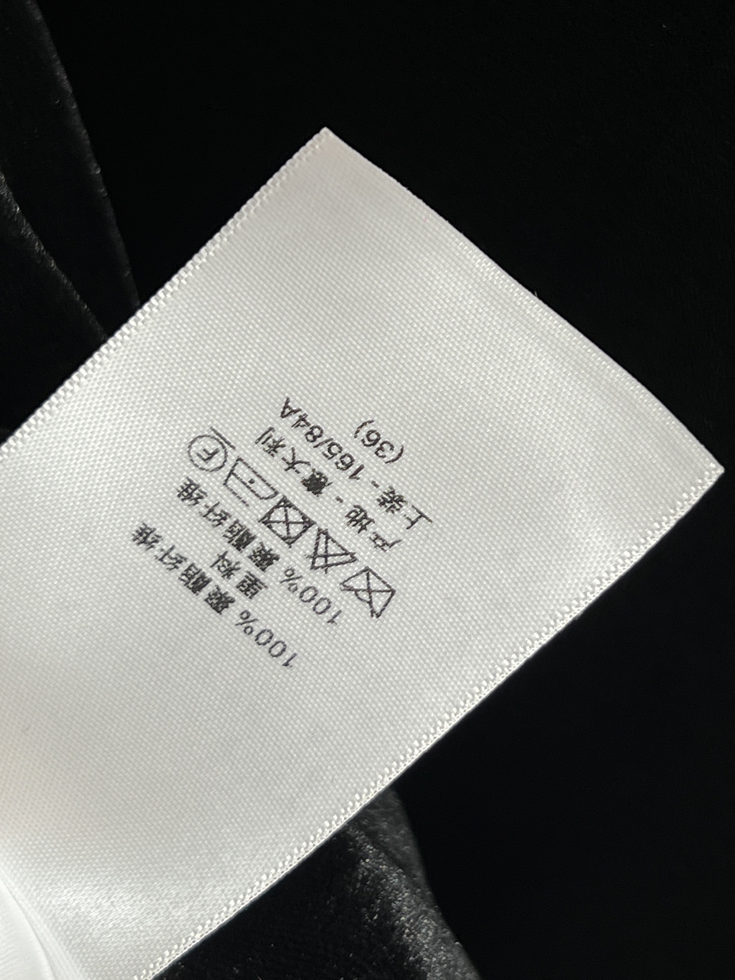 25秋冬新款 两粒扣丝绒西装燕尾服 定制丝绒面料自带光泽感 超级显高级 上身就是满满的气场和时髦感 廓形