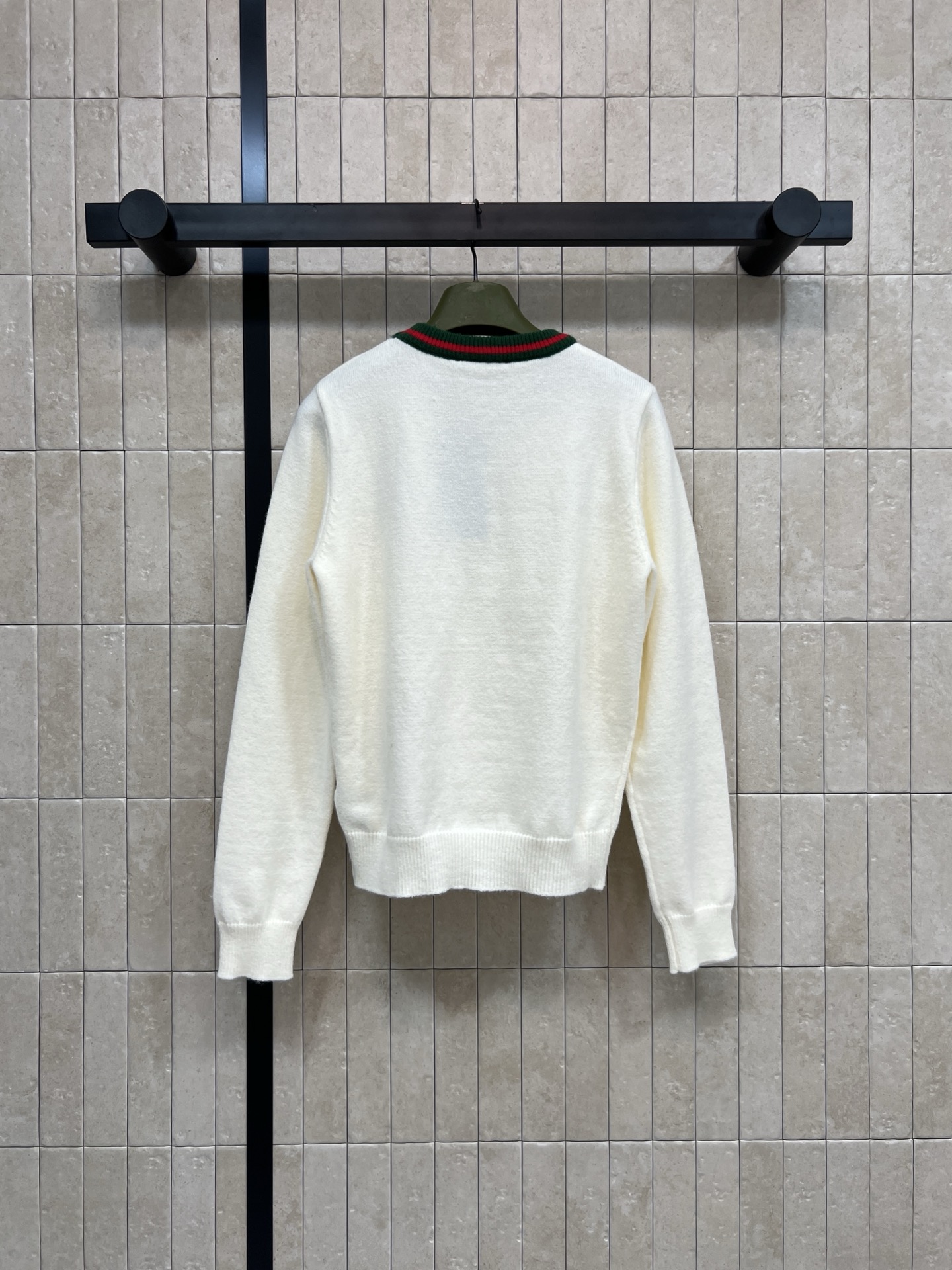 G家 25秋冬新款 圆领撞色logo针织长袖毛衣 正面刺绣徽标字母logo 经典螺纹圆领版型 撞色包边设